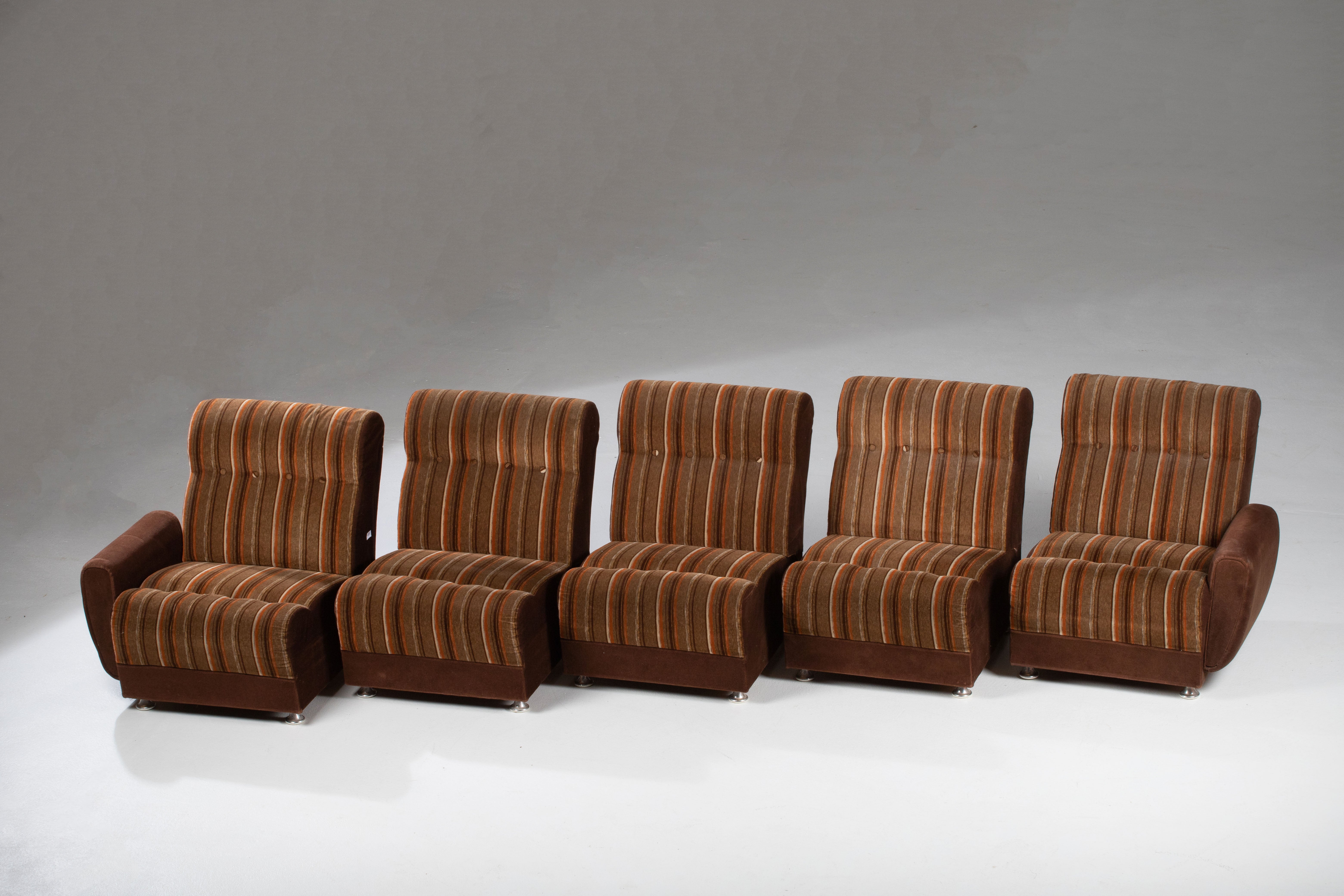 Canapé modulaire du milieu du siècle dans un tissu brun des années 1970.
Se compose de cinq sections.

Bon état vintage avec usure mineure.
 