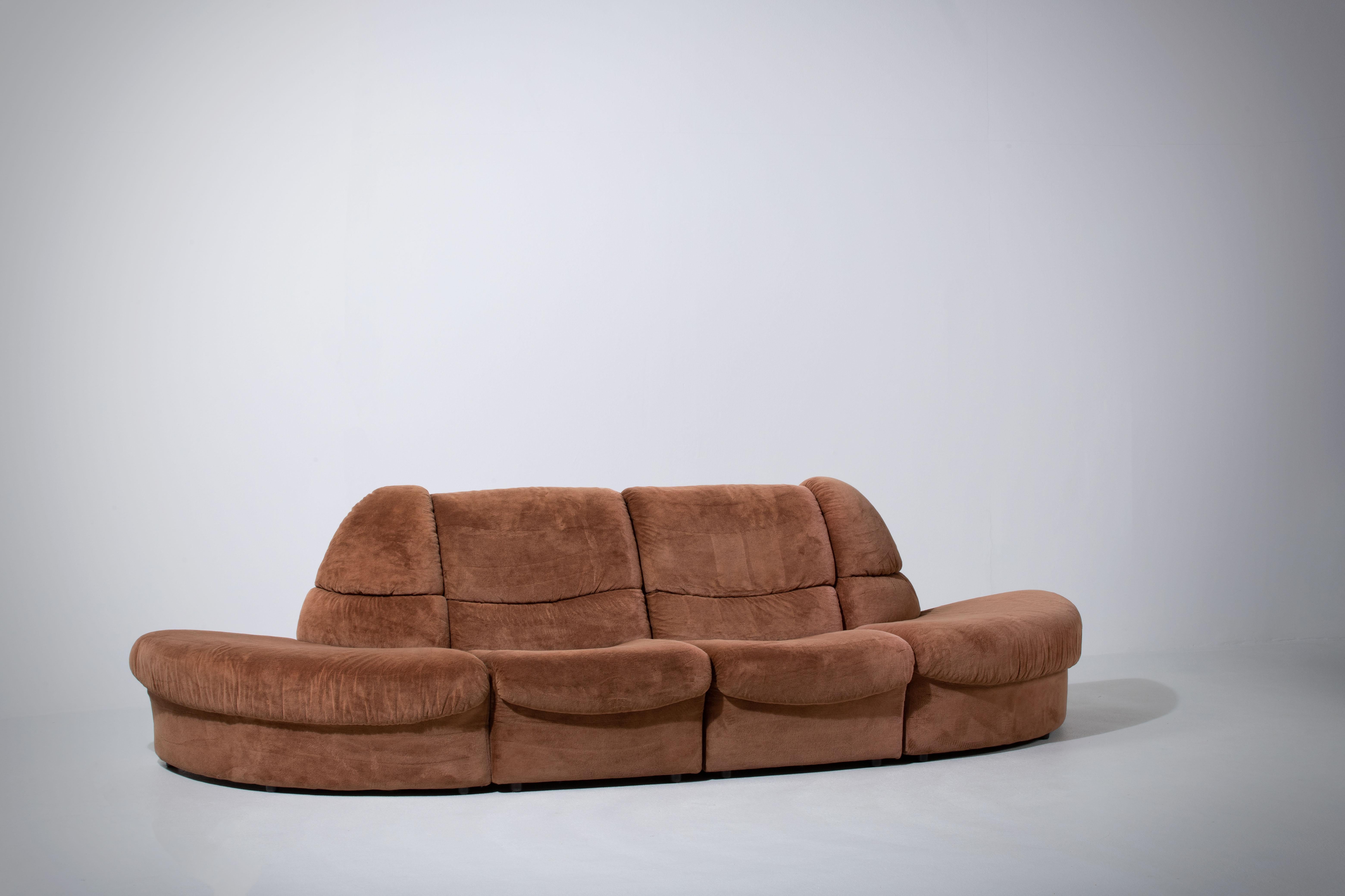 Mid-century modular sofa in a 70s velvet.
Consist of four sections with curved shapes.

Good vintage condition with minor wear.
 One element has a structural break on the base, see picture. This doesn't impact the element's stability.
