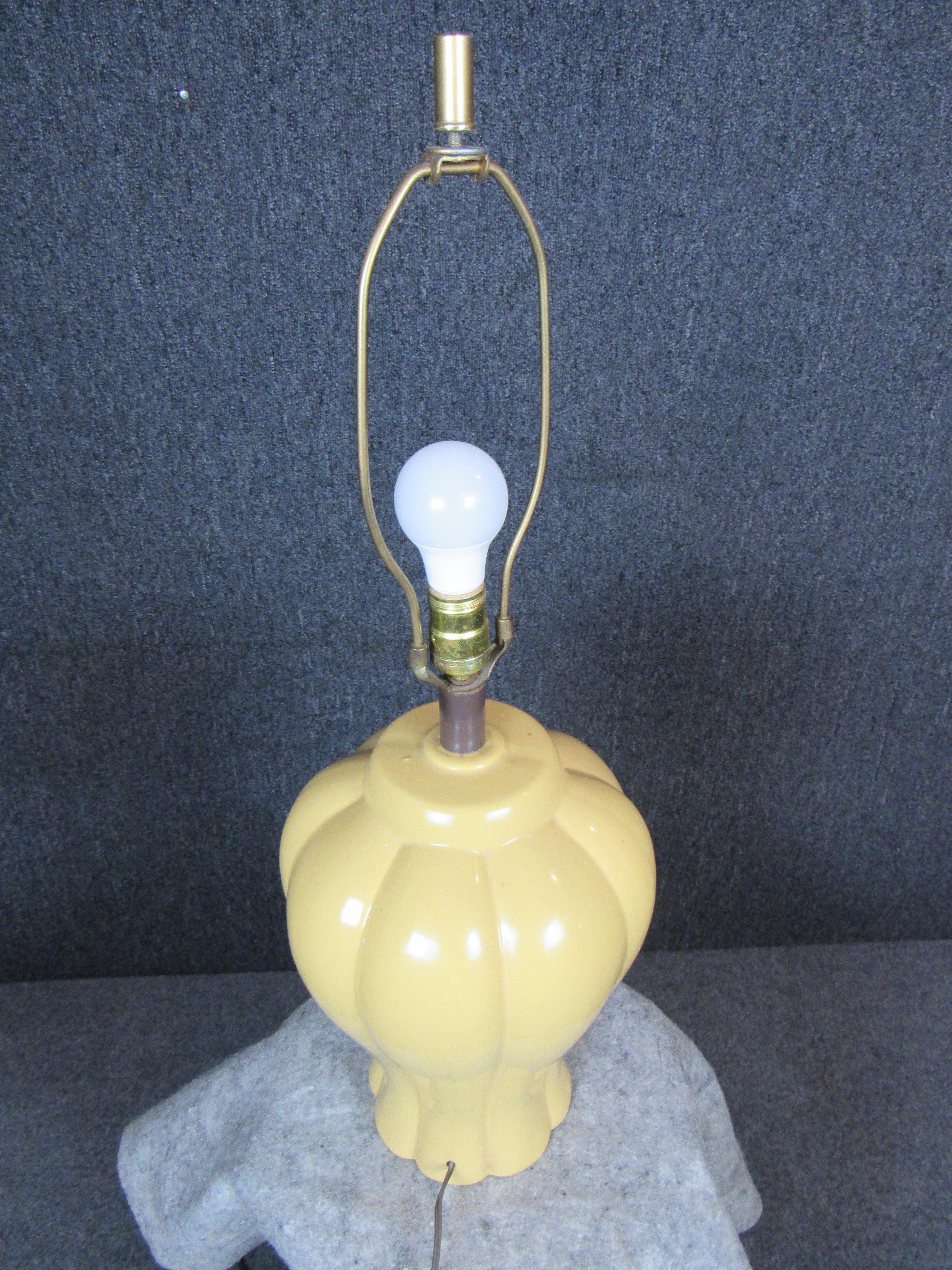 Lámpara de cerámica mostaza vintage de mediados de siglo Estadounidense en venta
