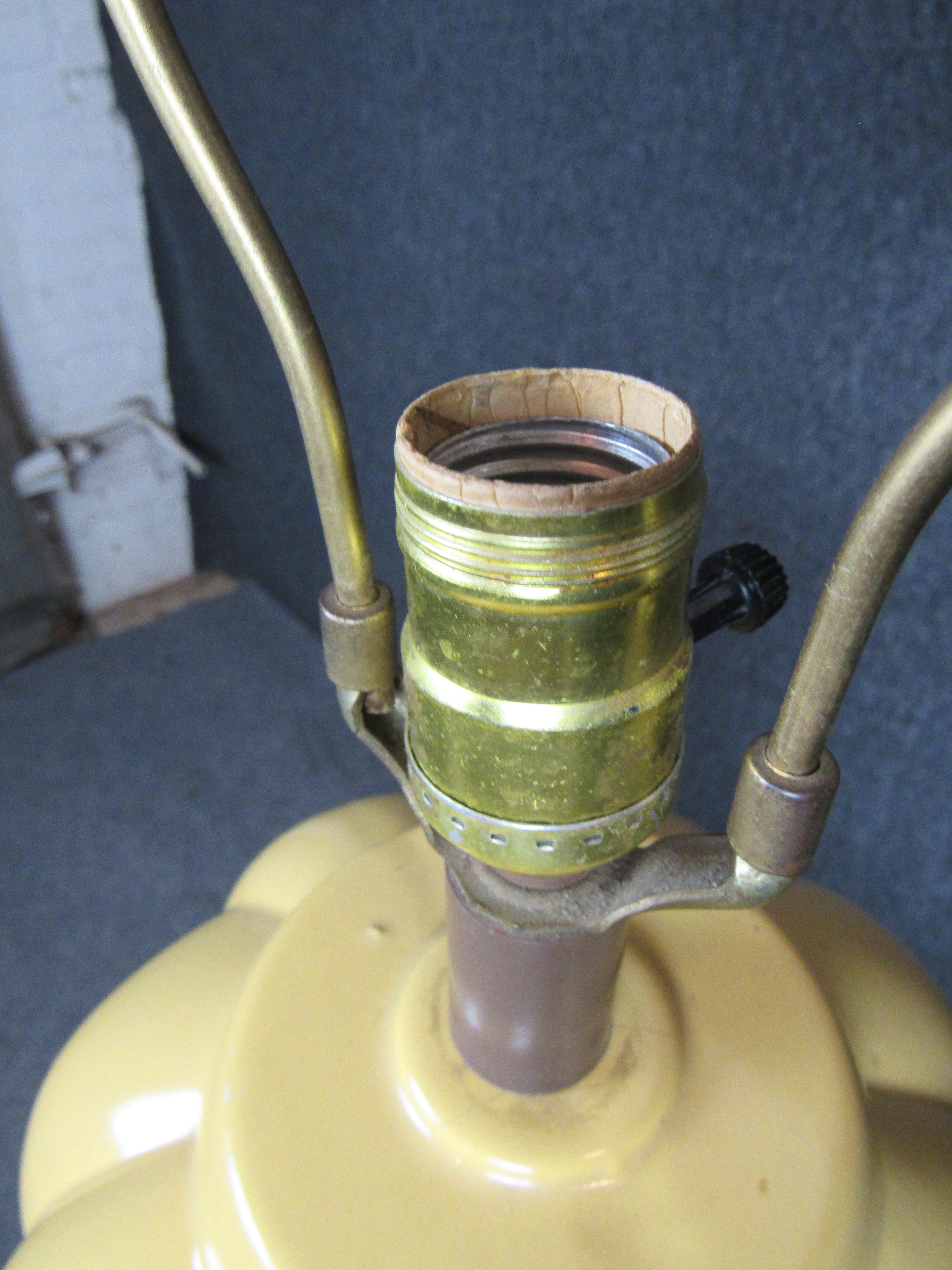 Lámpara de cerámica mostaza vintage de mediados de siglo en Bueno estado para la venta en Brooklyn, NY
