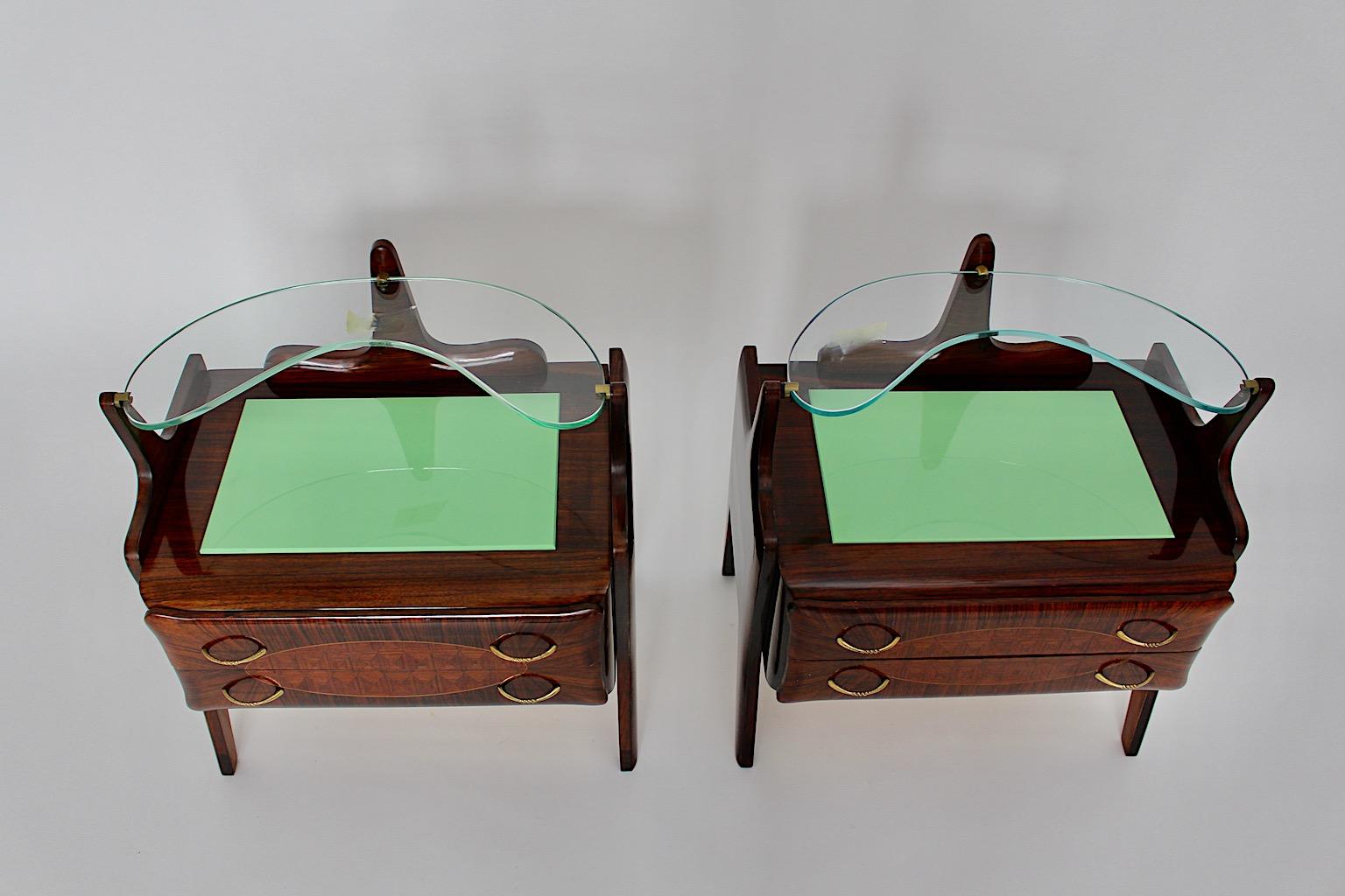Mid-Century Modern Tables de chevet vintage du milieu du siècle Coffres Noyer Laiton Verre Vert, Italie, années 1940 en vente