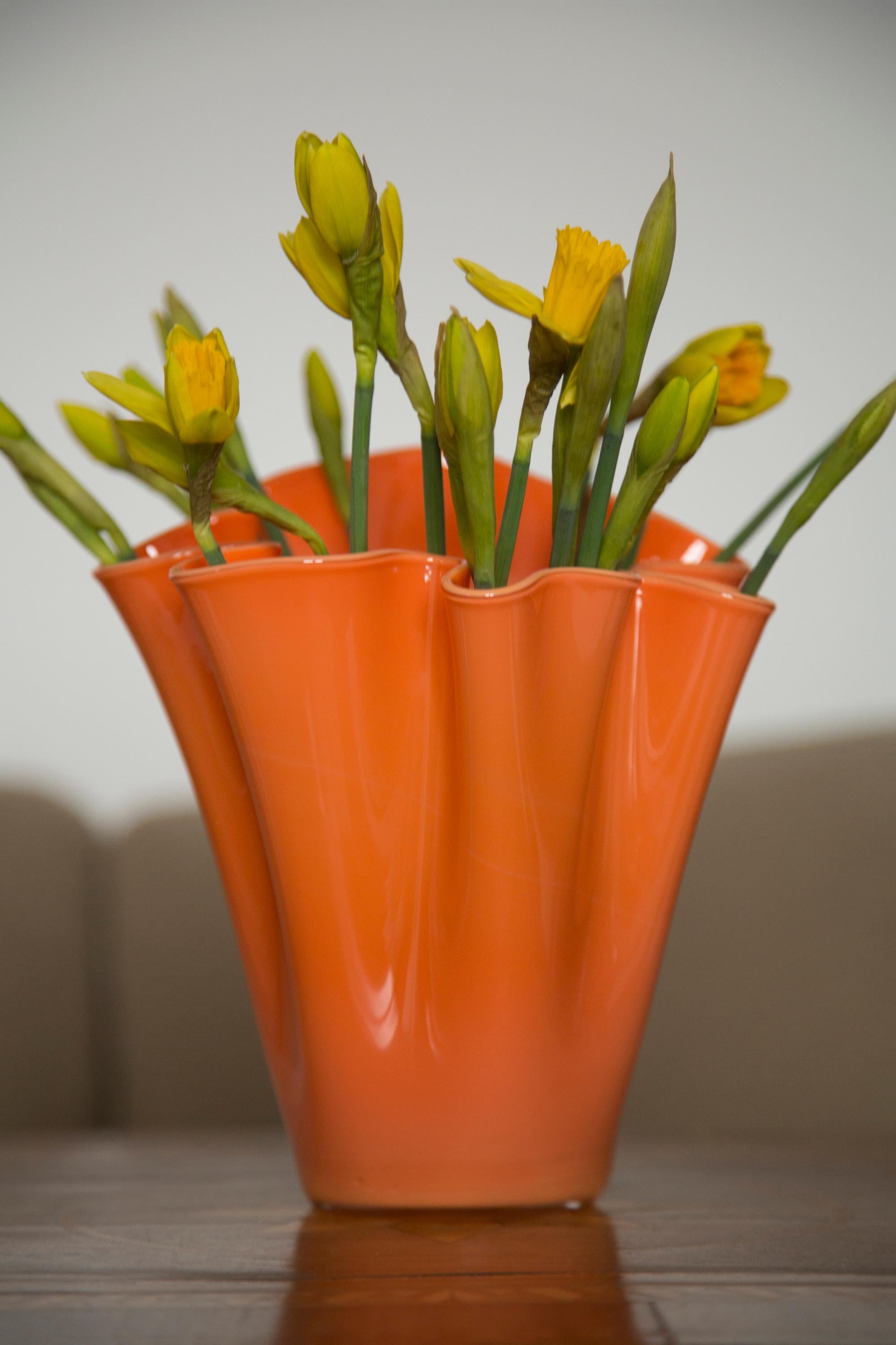 Vintage Glas in sehr gutem Zustand. Die Vase sieht aus, als wäre sie gerade erst aus der Schachtel genommen worden. Keine Zacken, Mängel etc. Nur ein einziges Stück. Murano-Glas.



