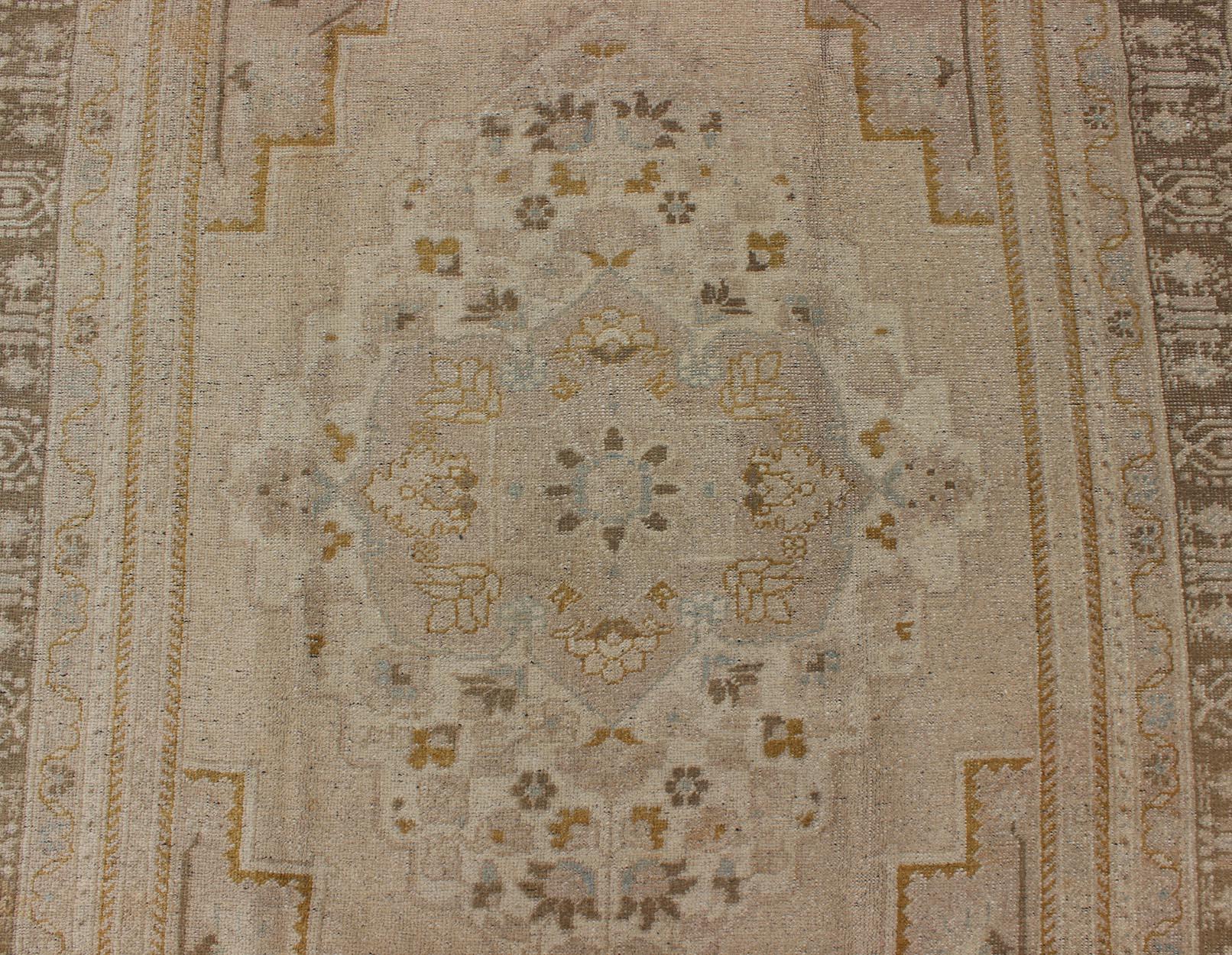 Oushak-Teppich aus der Türkei aus der Jahrhundertmitte mit floralem, geometrischem Medaillon im Angebot 1