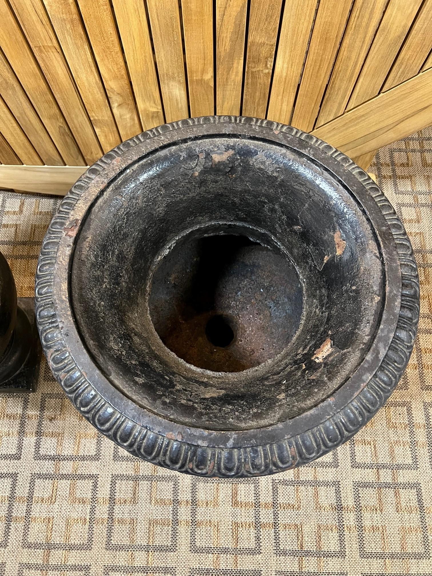 Mid Century Vintage Pair of Cast Iron Garden Urns Black Finish In Good Condition In Stamford, CT