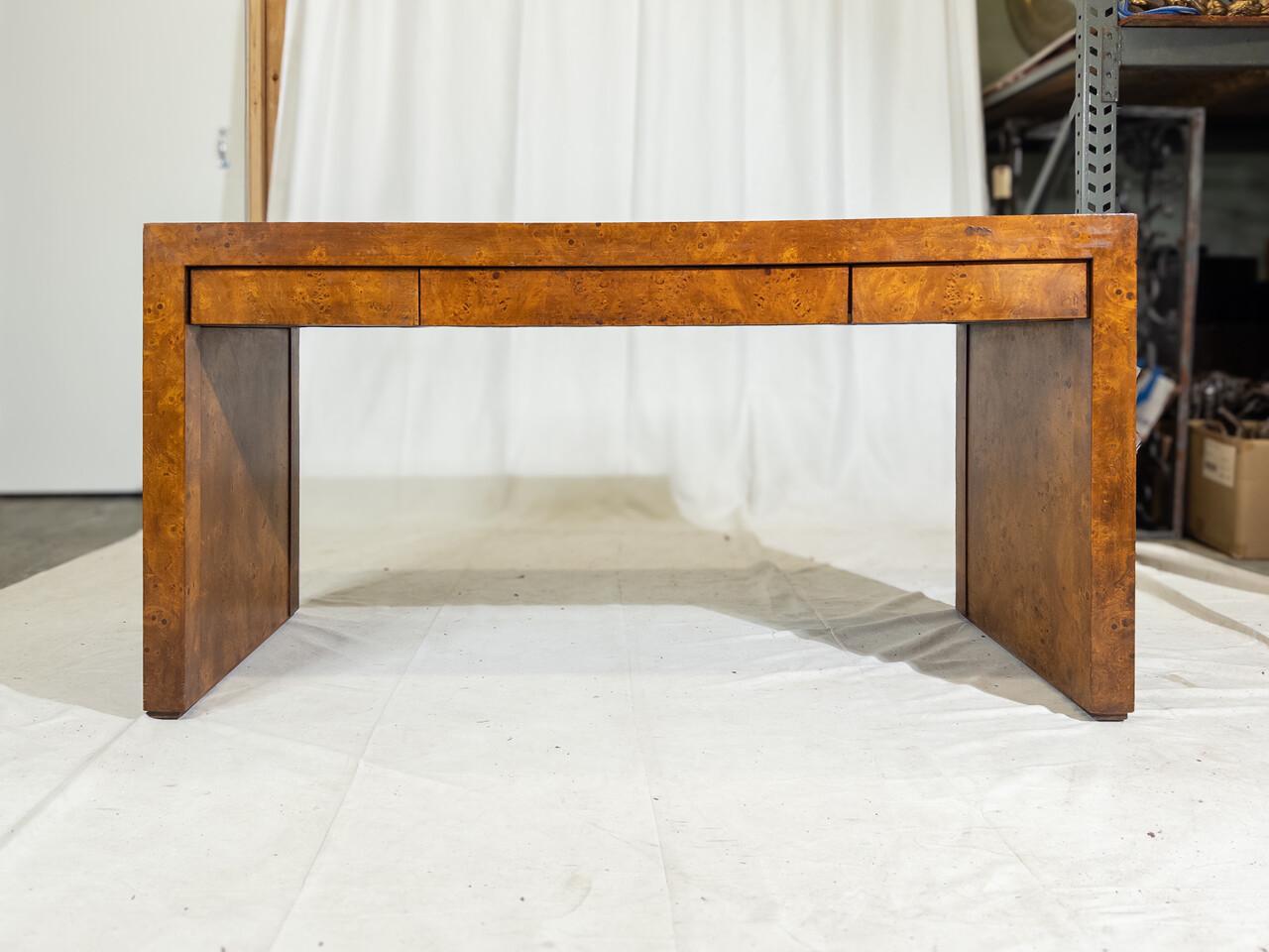 Dieser exquisite Schreibtisch mit dem kultigen Charme des modernen Designs aus der Mitte des Jahrhunderts hat ein Wurzelholz-Finish, das Wärme und Raffinesse in jeden Raum bringt. Mit seinen drei geräumigen Schubladen bietet er reichlich Stauraum