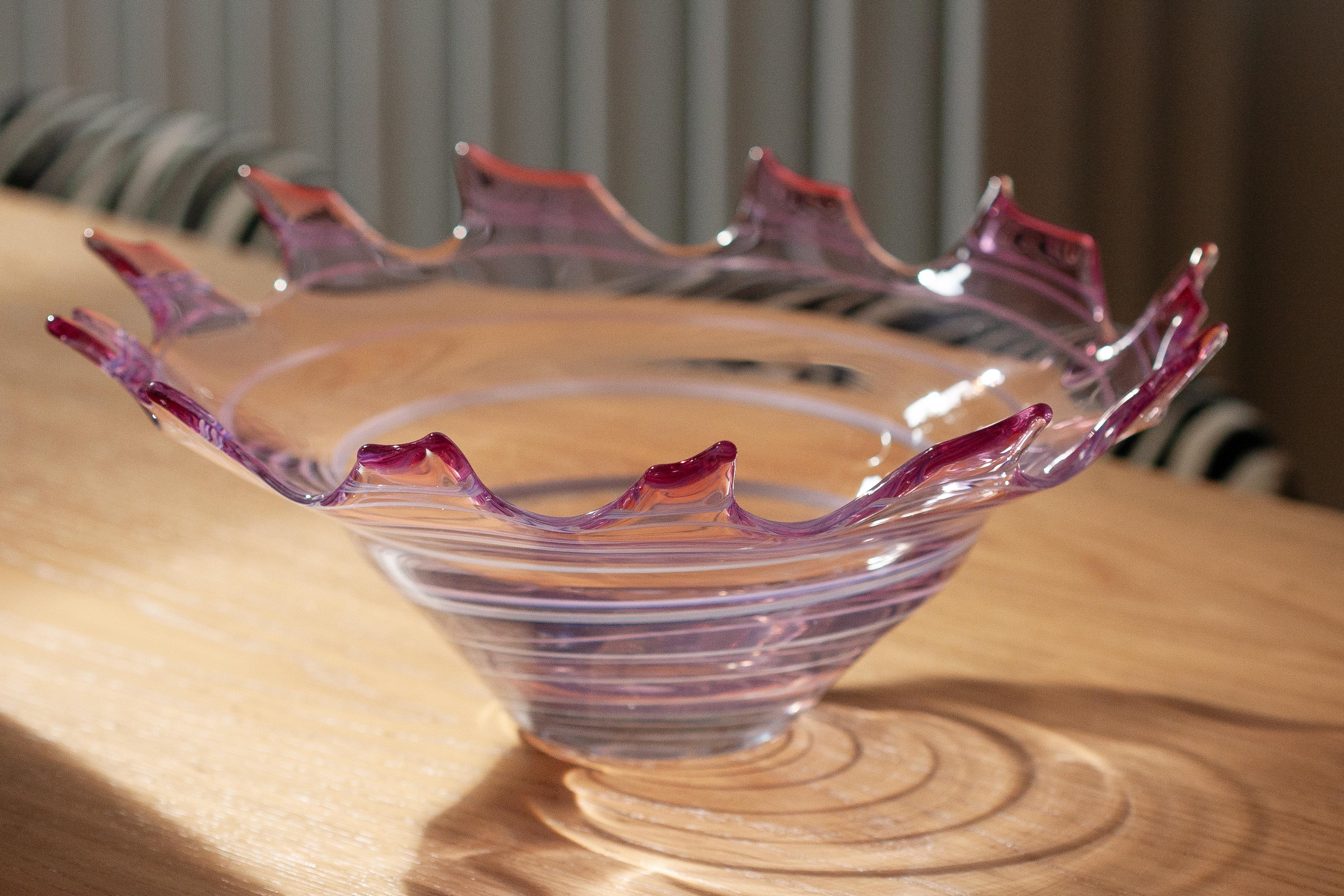 Schöner dekorativer rosa und transparenter Glasteller/Schale aus Italien. 
Teller ist in sehr gutem Vintage-Zustand, keine Schäden oder Risse. 
Original Glas. Einzigartiges Stück für jeden Tisch und jede Einrichtung! 
Nur ein Stück verfügbar.