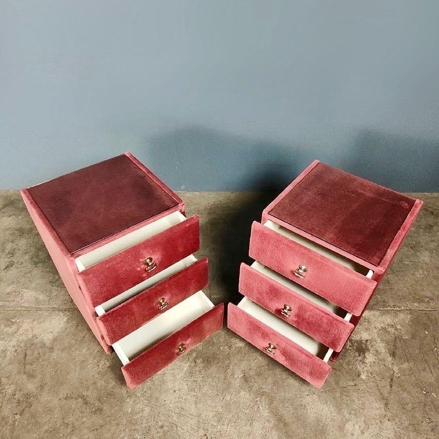 New Stock ✅

Matching pair of pink velvet bedside drawers tables with glass tops and brass handles.

Dimensions
Height - 62cm
Width - 43cm
Depth - 37cm