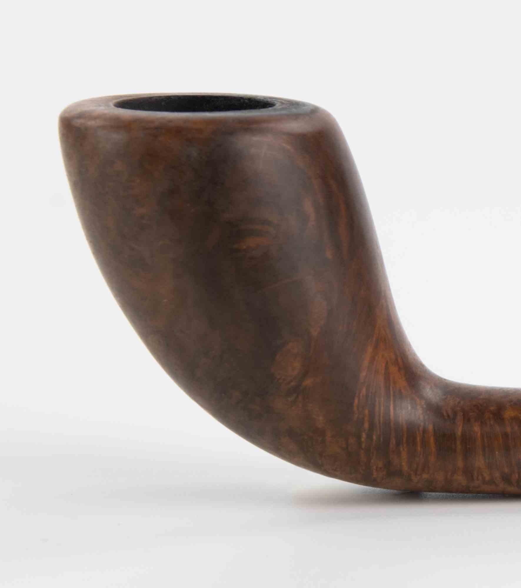 Questa elegante pipa, intagliata in radica pregiata, è un eccellente esempio di artigianato italiano di metà secolo. La ciotola presenta una graziosa forma allungata di Dublino con linee dolcemente curve che enfatizzano l'equilibrio e le
