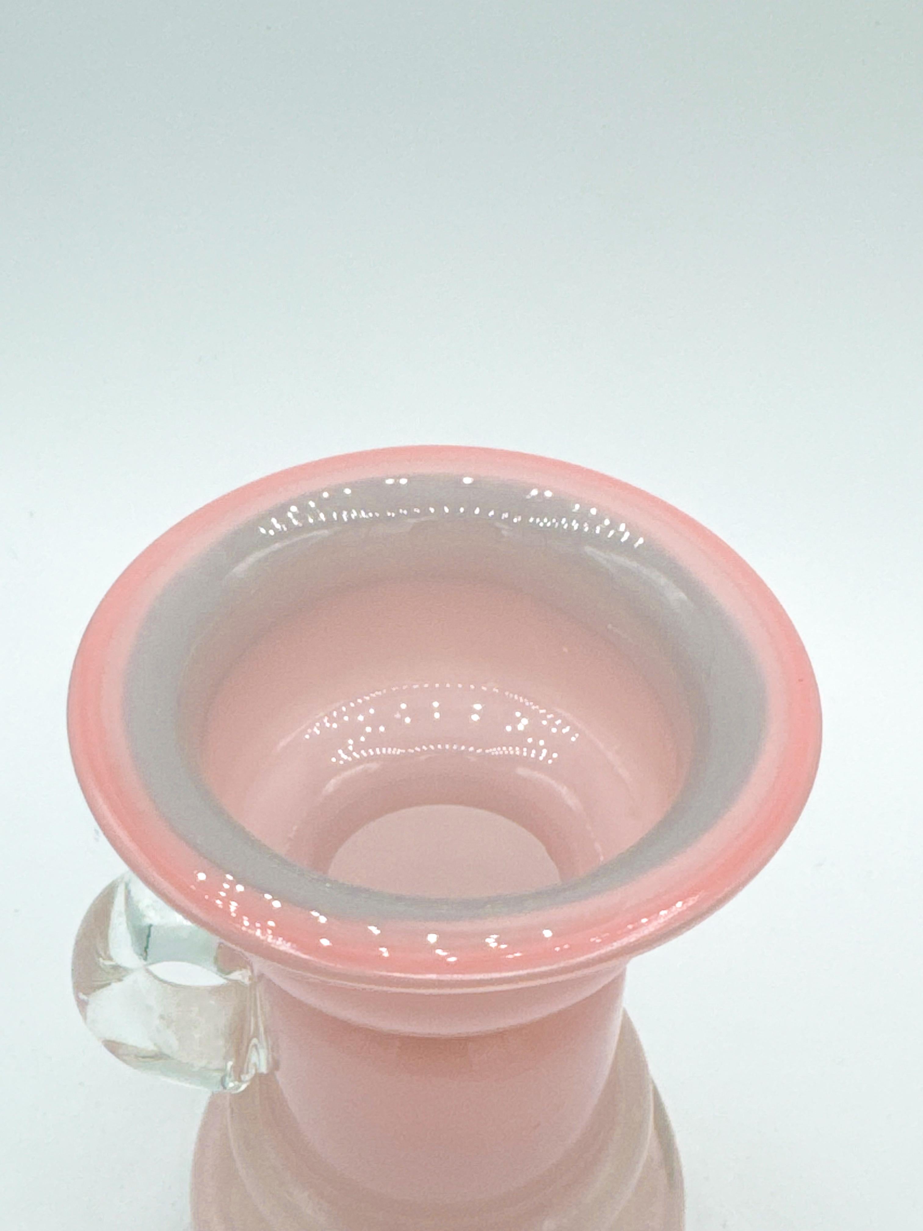 Mid-Century moderno Vaso di vetro rosa polacco d'epoca, Hand Made, anni '70 in vendita