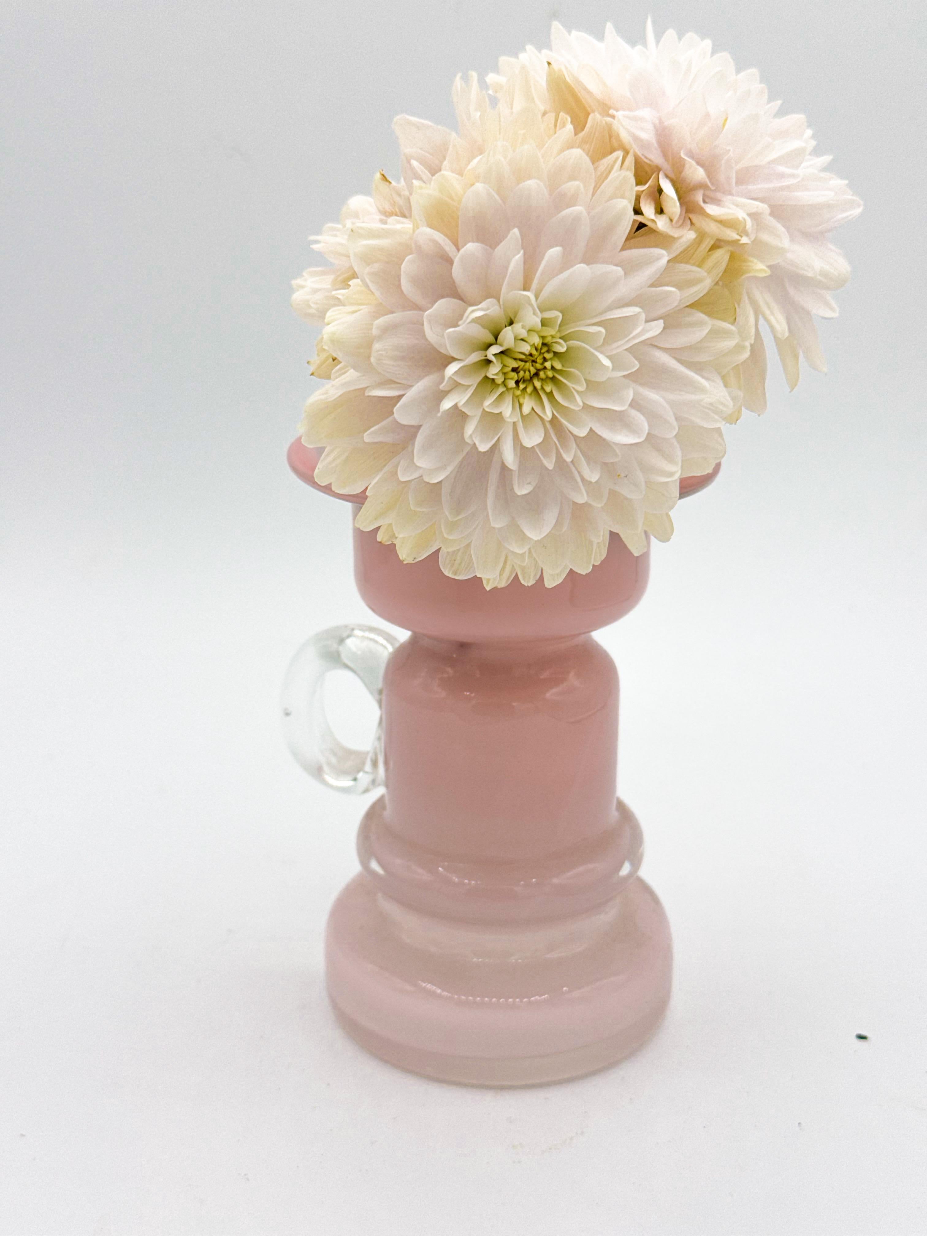 Vaso di vetro rosa polacco d'epoca, Hand Made, anni '70 In condizioni buone in vendita a Toronto, CA