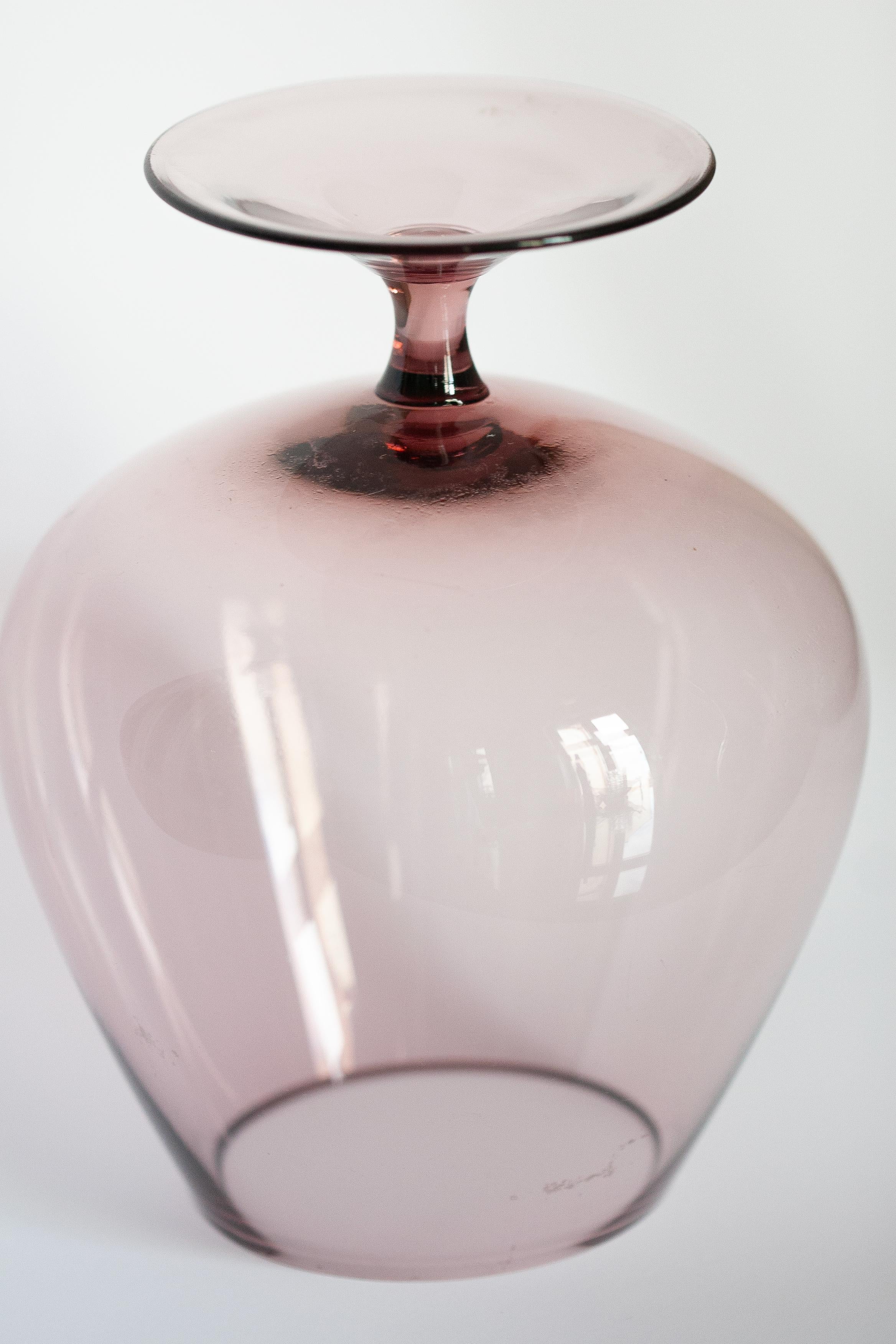 Vase en verre décoratif violet vintage du milieu du siècle, Europe, années 1960 en vente 4