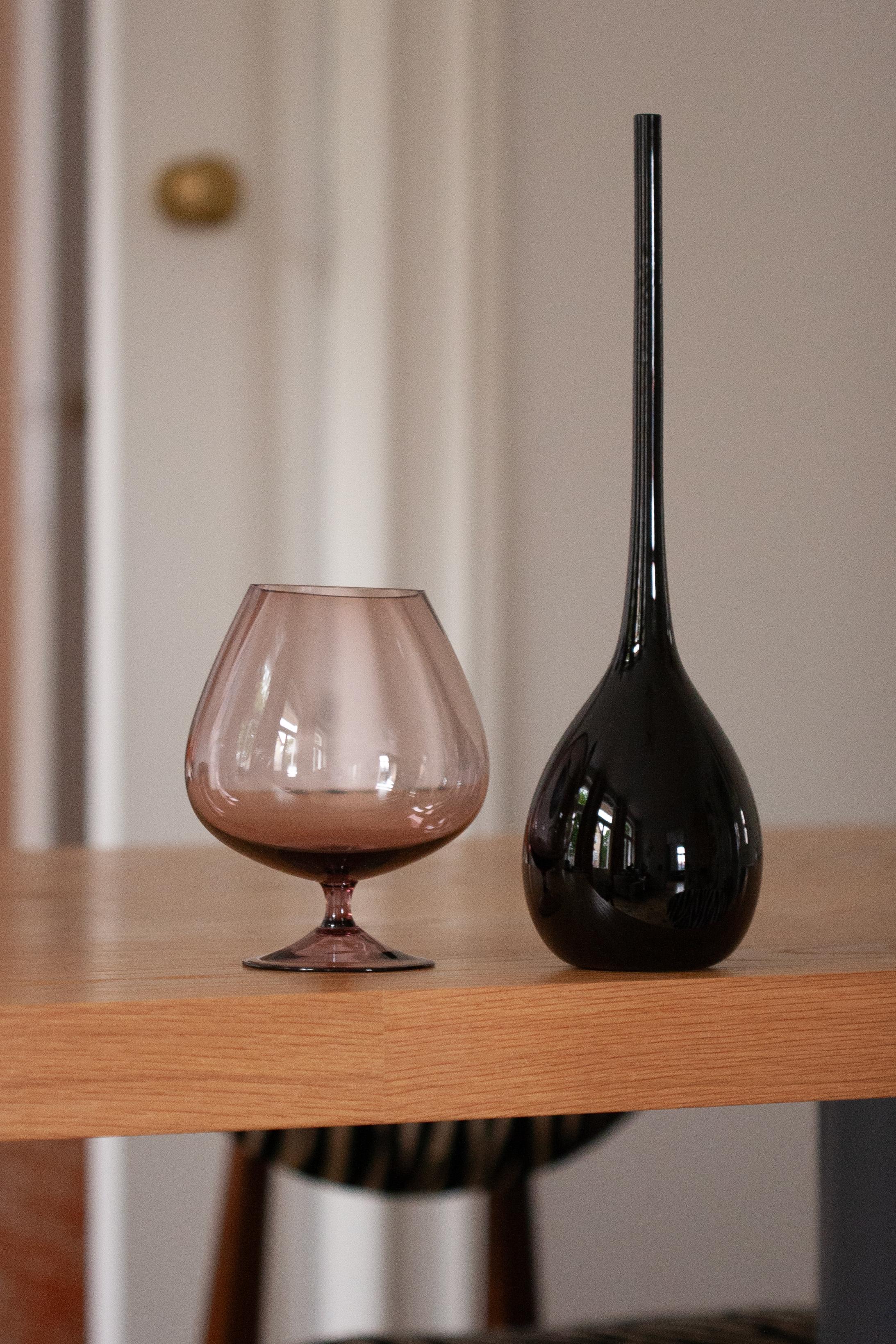 Verre vintage en très bon état. Le vase semble avoir été sorti de sa boîte. Deux croquis comme indiqué sur les photos. Une seule pièce unique. 



.