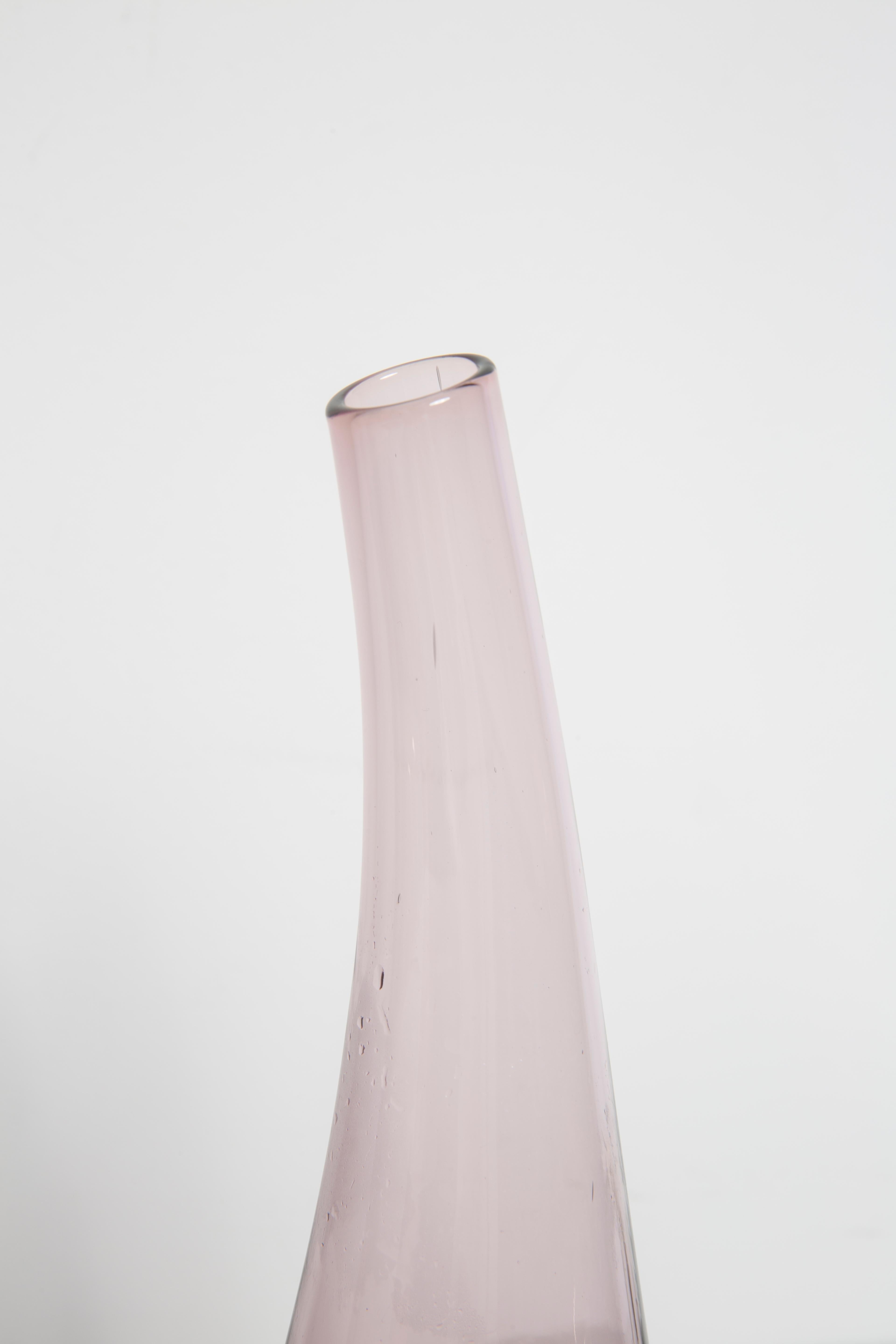 Mid Century Vintage Purple Decorative Glass Vase, Europe, 1960s In Good Condition For Sale In 05-080 Hornowek, PL