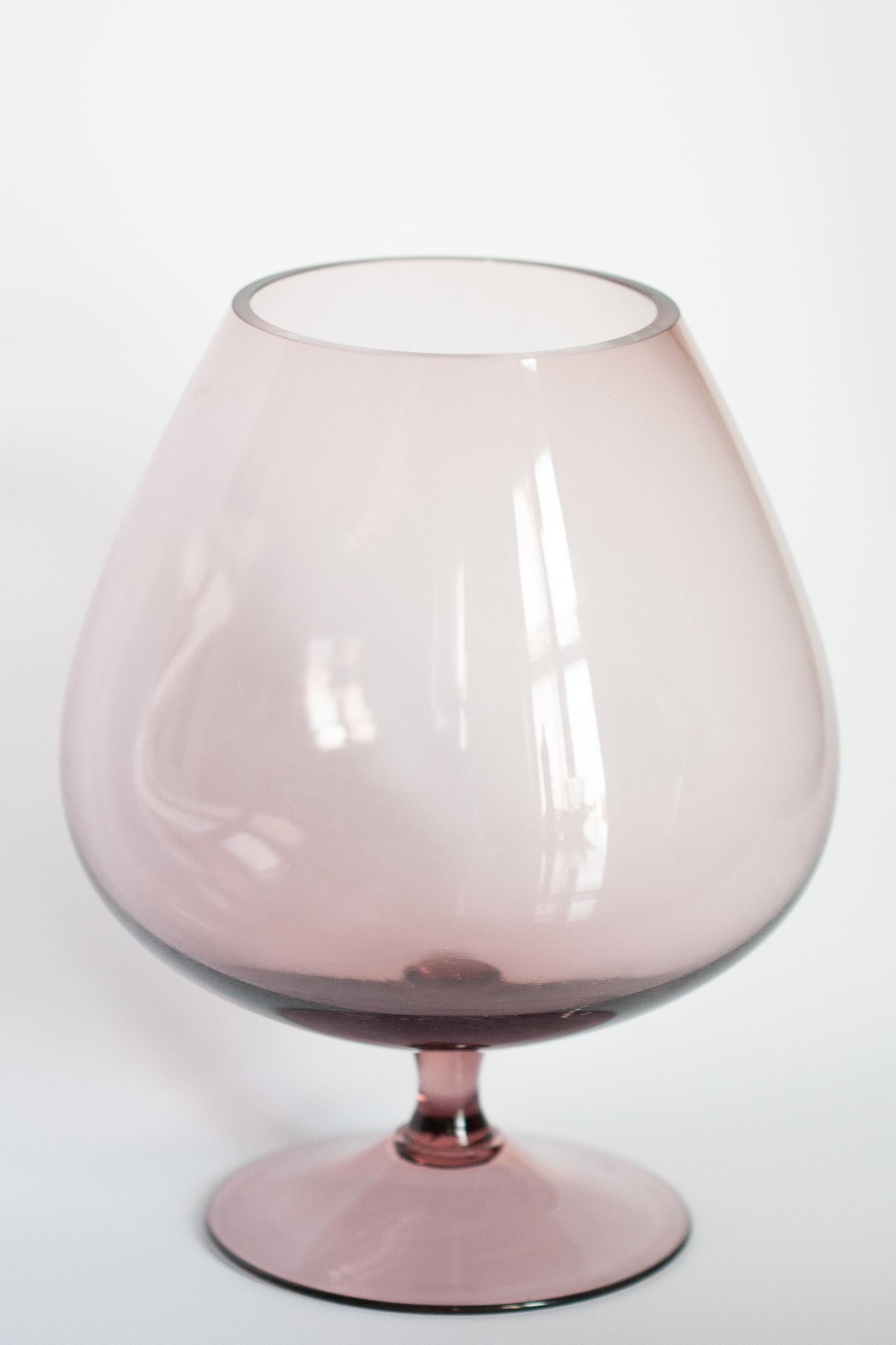 Vase en verre décoratif violet vintage du milieu du siècle, Europe, années 1960 en vente 1