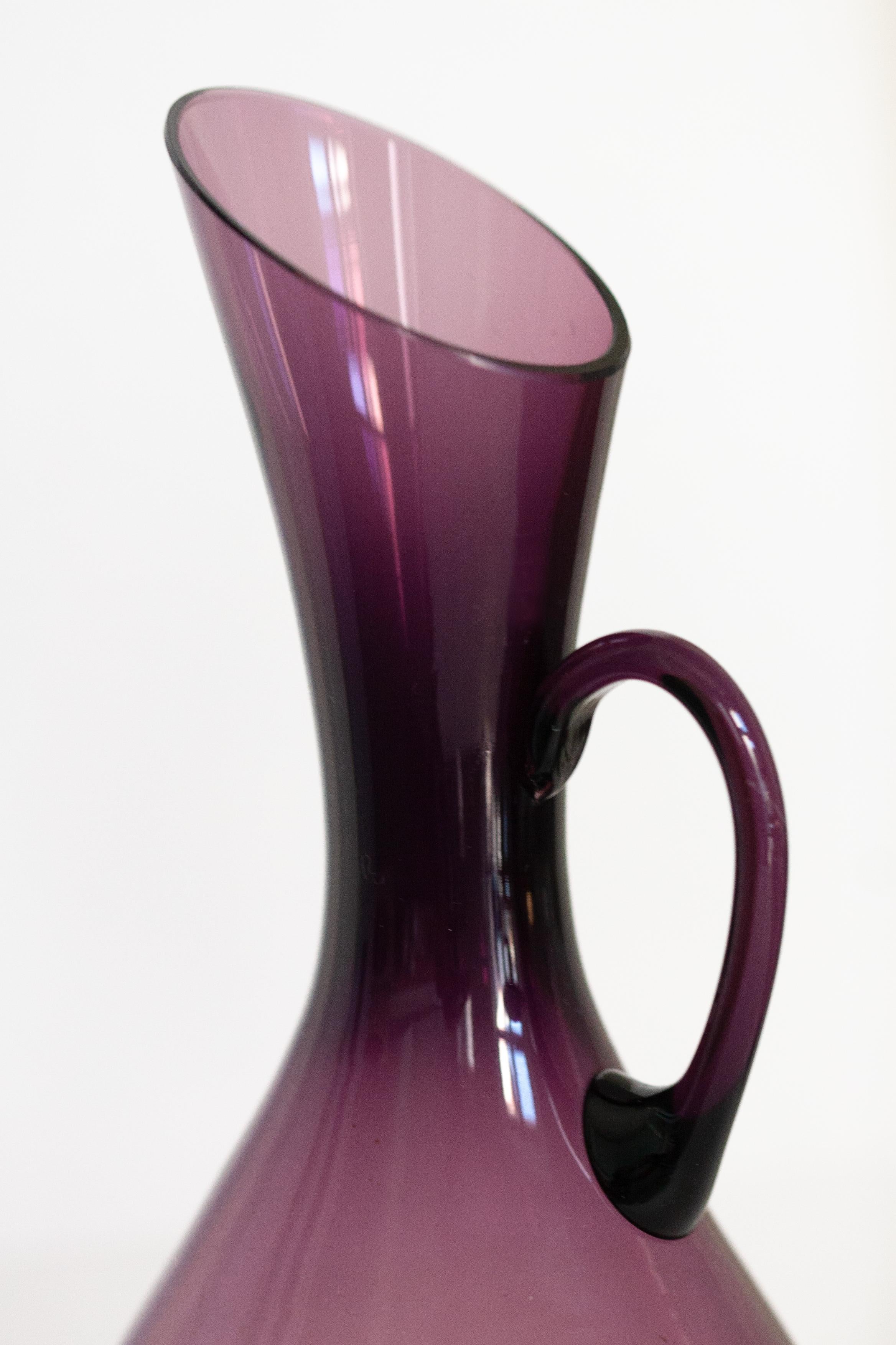 Polonais Vase en verre décoratif violet vintage du milieu du siècle, Europe, années 1960 en vente