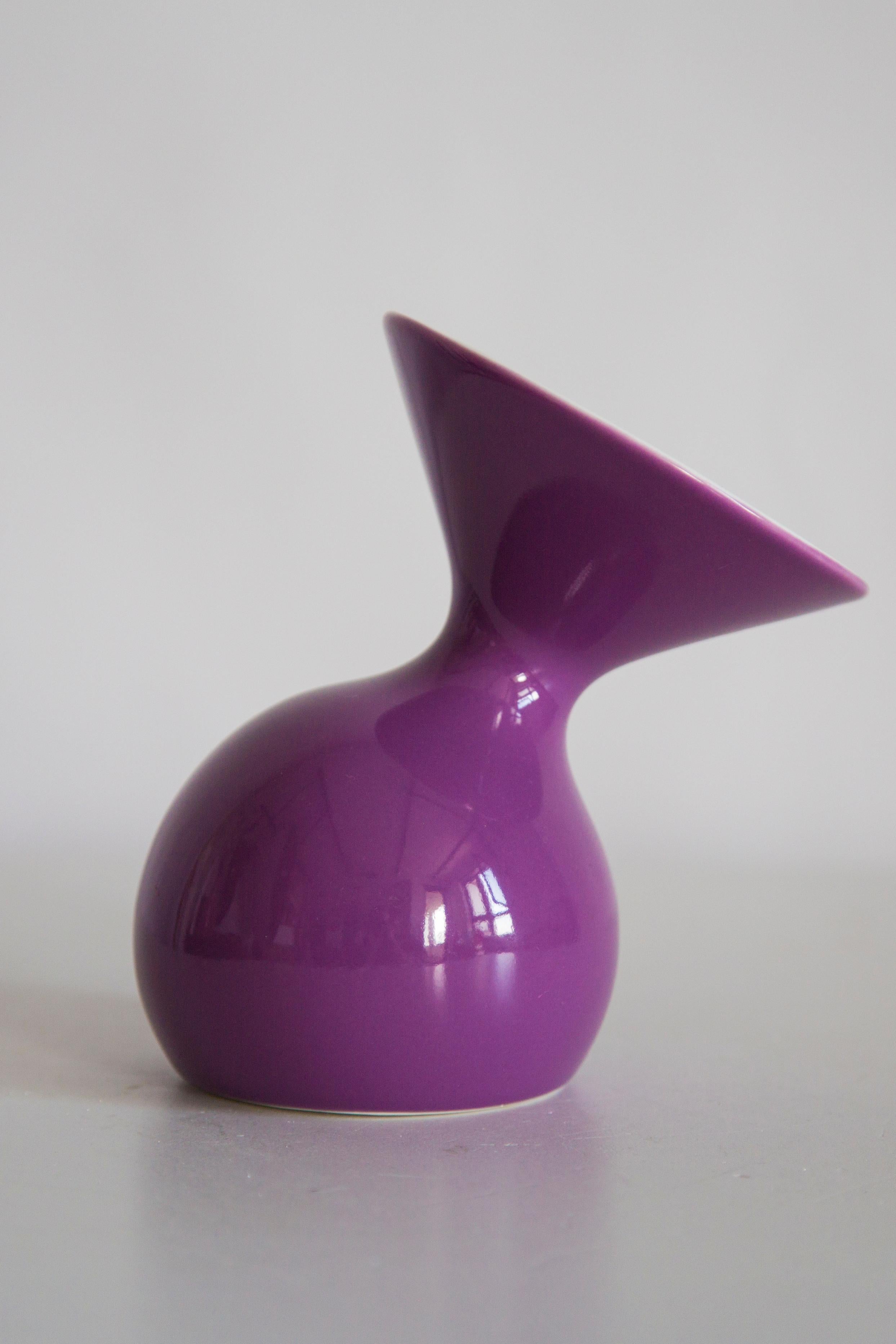 Vase décoratif en porcelaine violette, Europe, années 1960 en vente 3