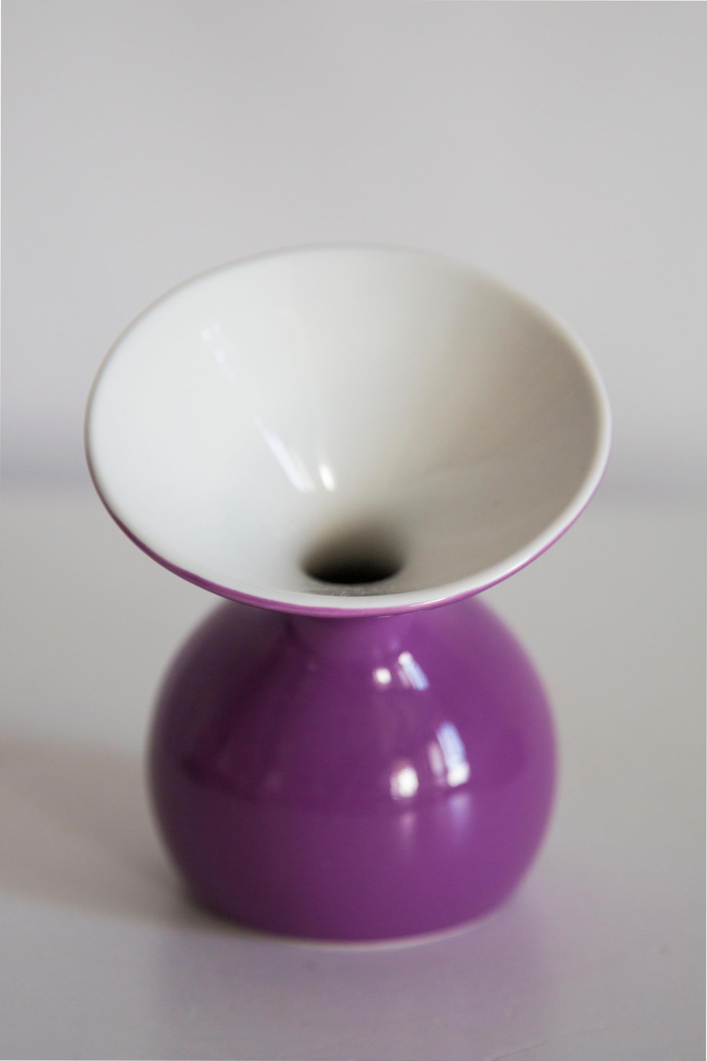 Vase décoratif en porcelaine violette, Europe, années 1960 en vente 4