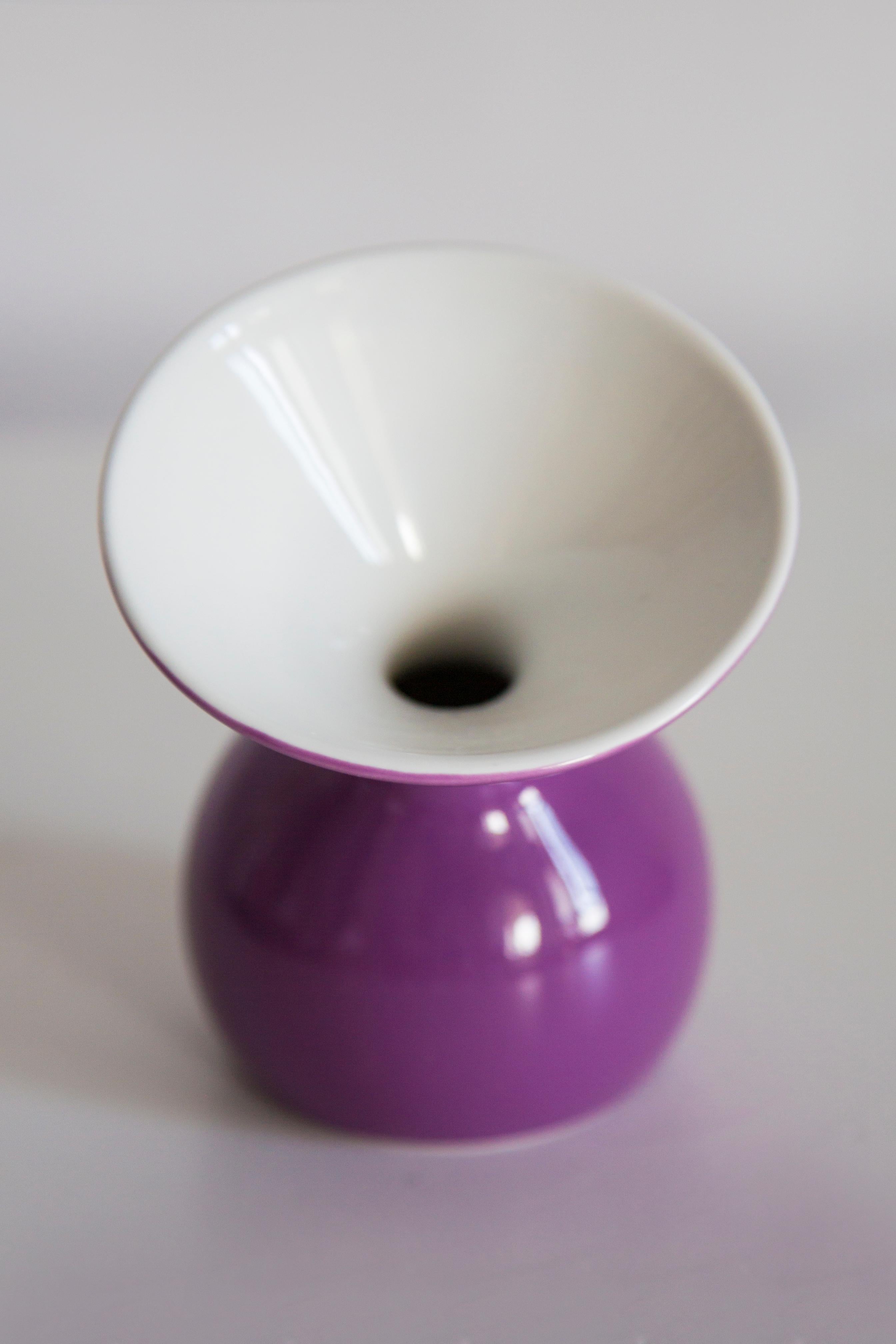 Vase décoratif en porcelaine violette, Europe, années 1960 en vente 5