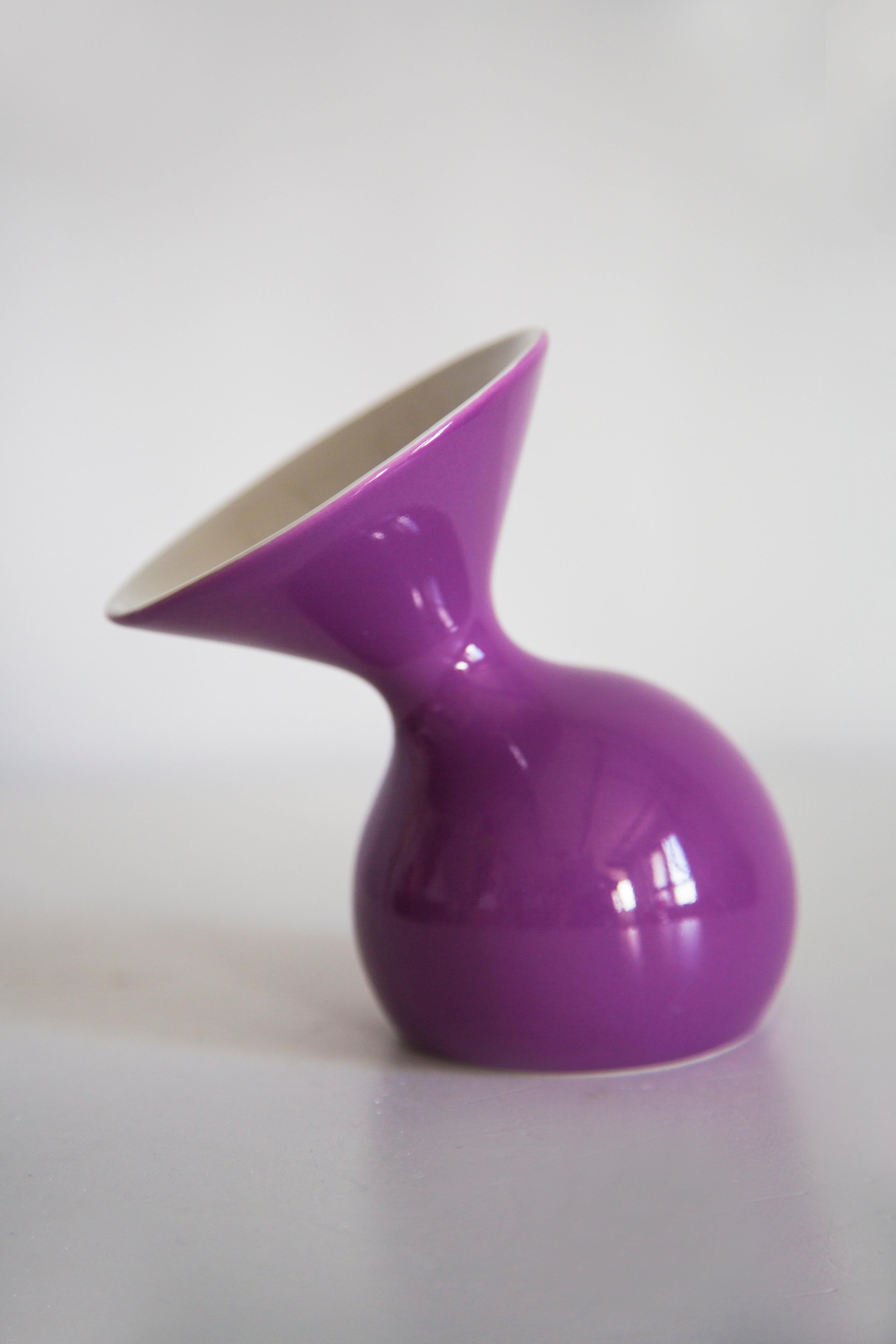 Vase décoratif en porcelaine violette, Europe, années 1960 en vente 6