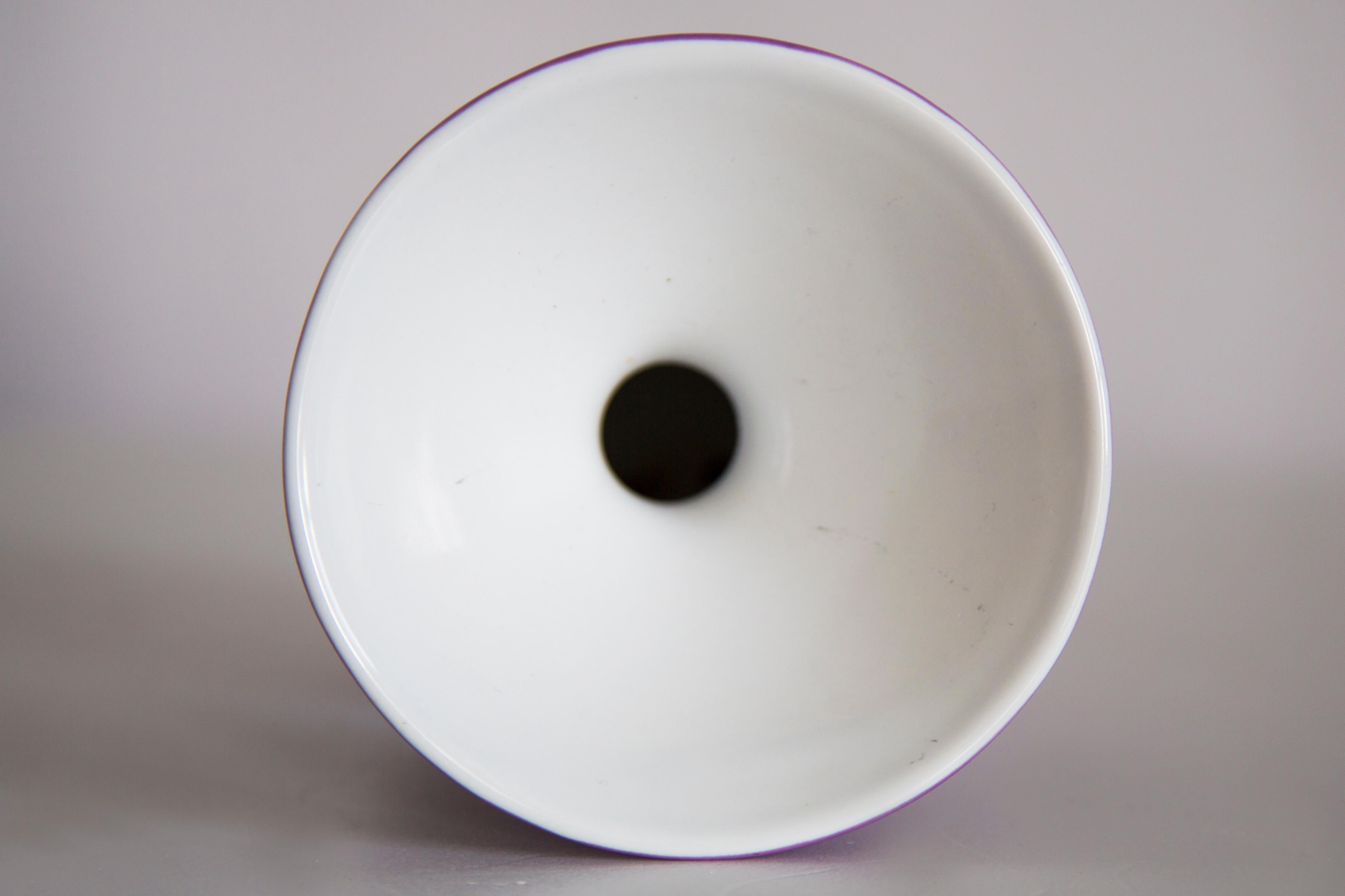 Vase décoratif en porcelaine violette, Europe, années 1960 en vente 7