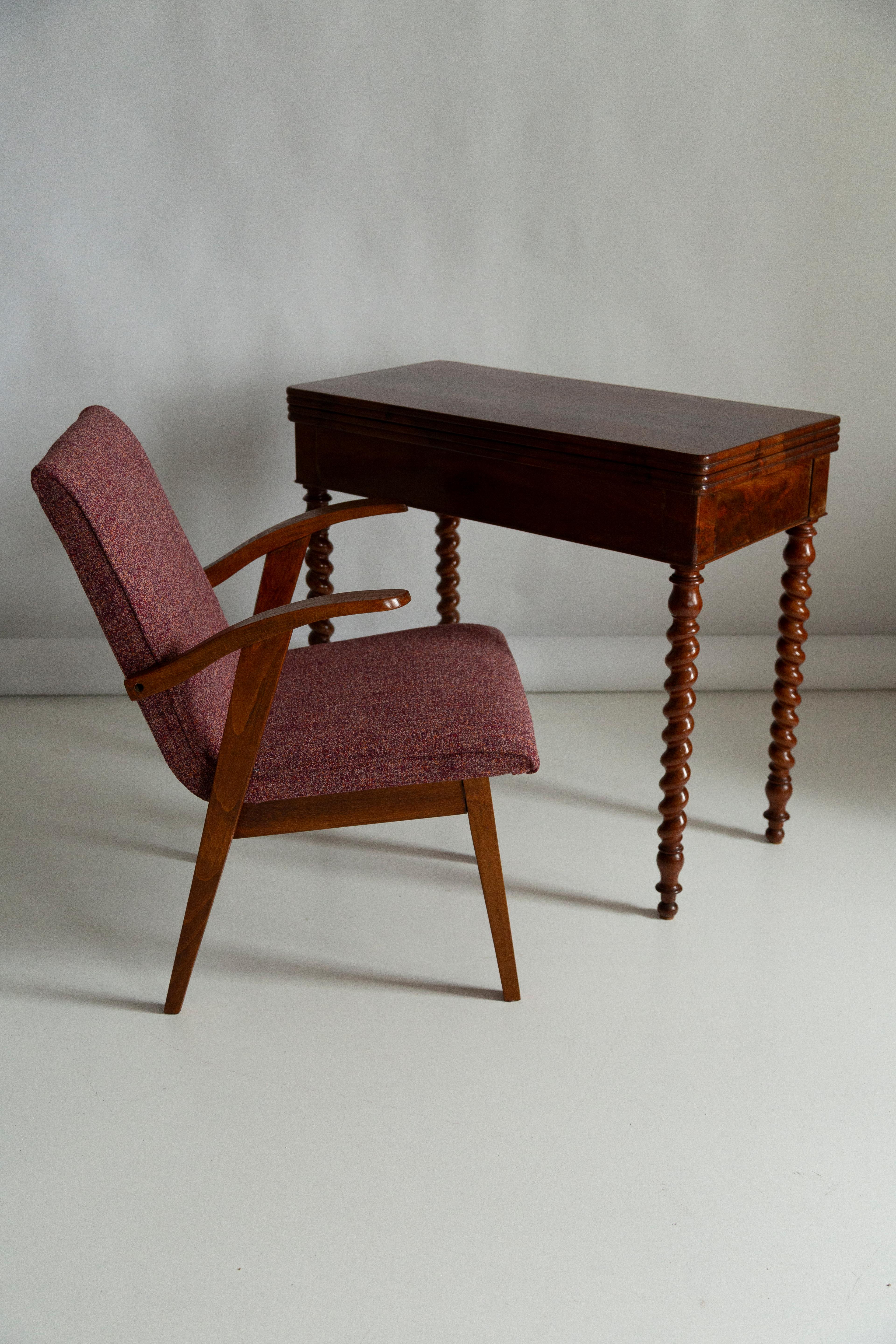 Sessel entworfen von Mieczyslaw Puchala. Dunkelbraunes Holz in Kombination mit einem violett melierten schönen Stoff verleiht ihm Eleganz und Noblesse. Der Stuhl wurde einer kompletten Tischler- und Polstermöbelrenovierung unterzogen. Das Holz ist