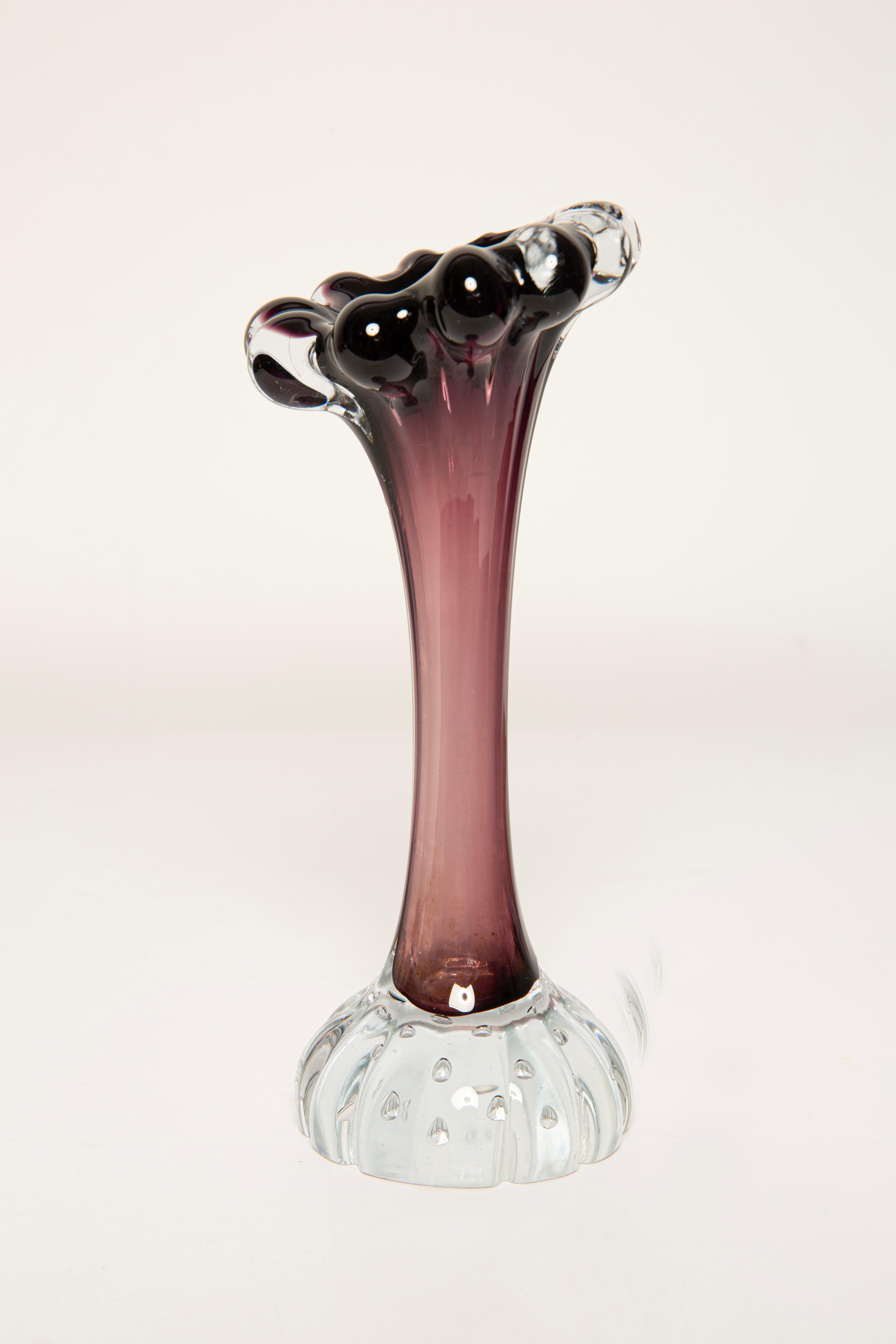 Petit vase en verre mince violet du milieu du siècle dernier, Europe, années 1960 en vente 3