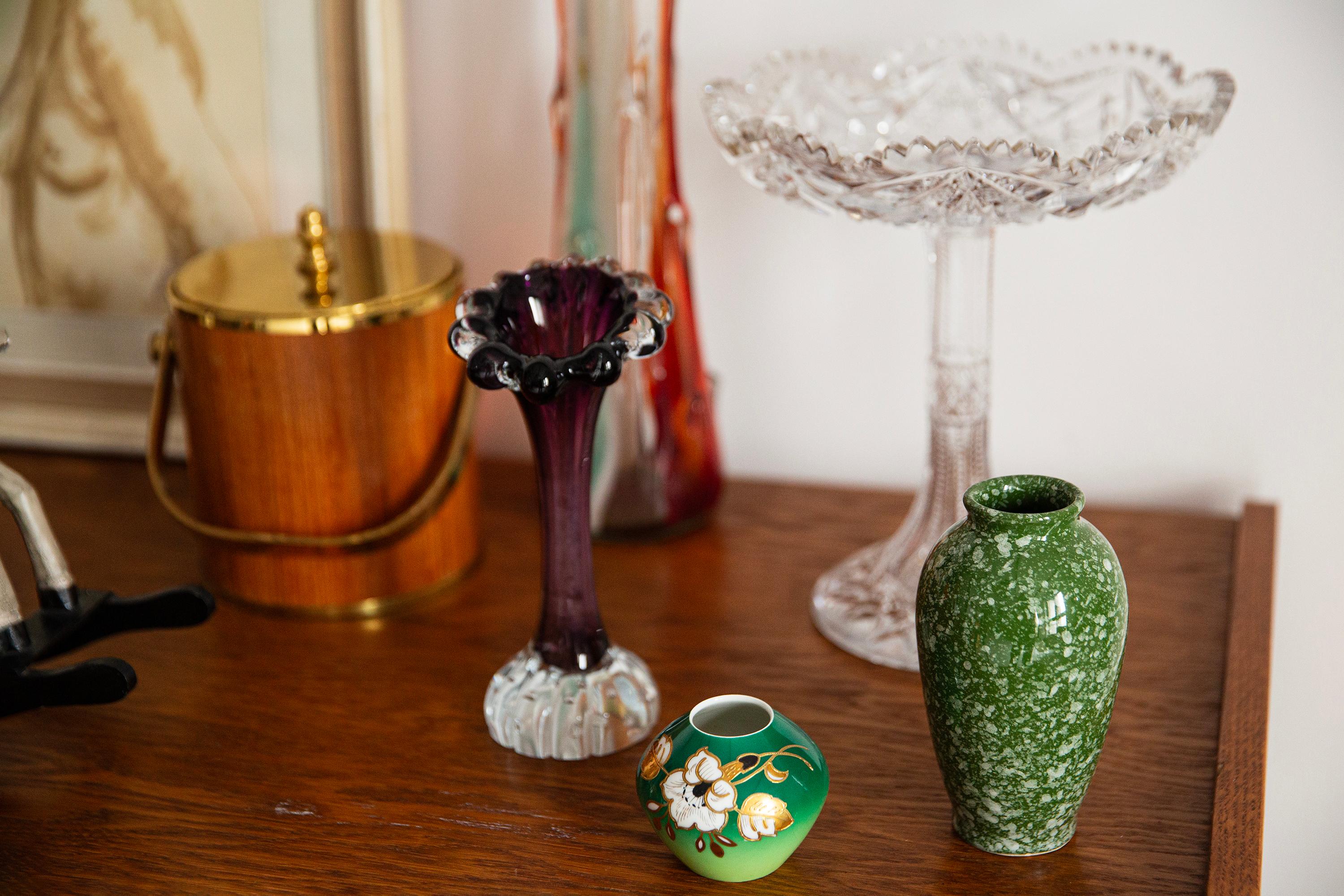 Mid-Century Modern Petit vase en verre mince violet du milieu du siècle dernier, Europe, années 1960 en vente