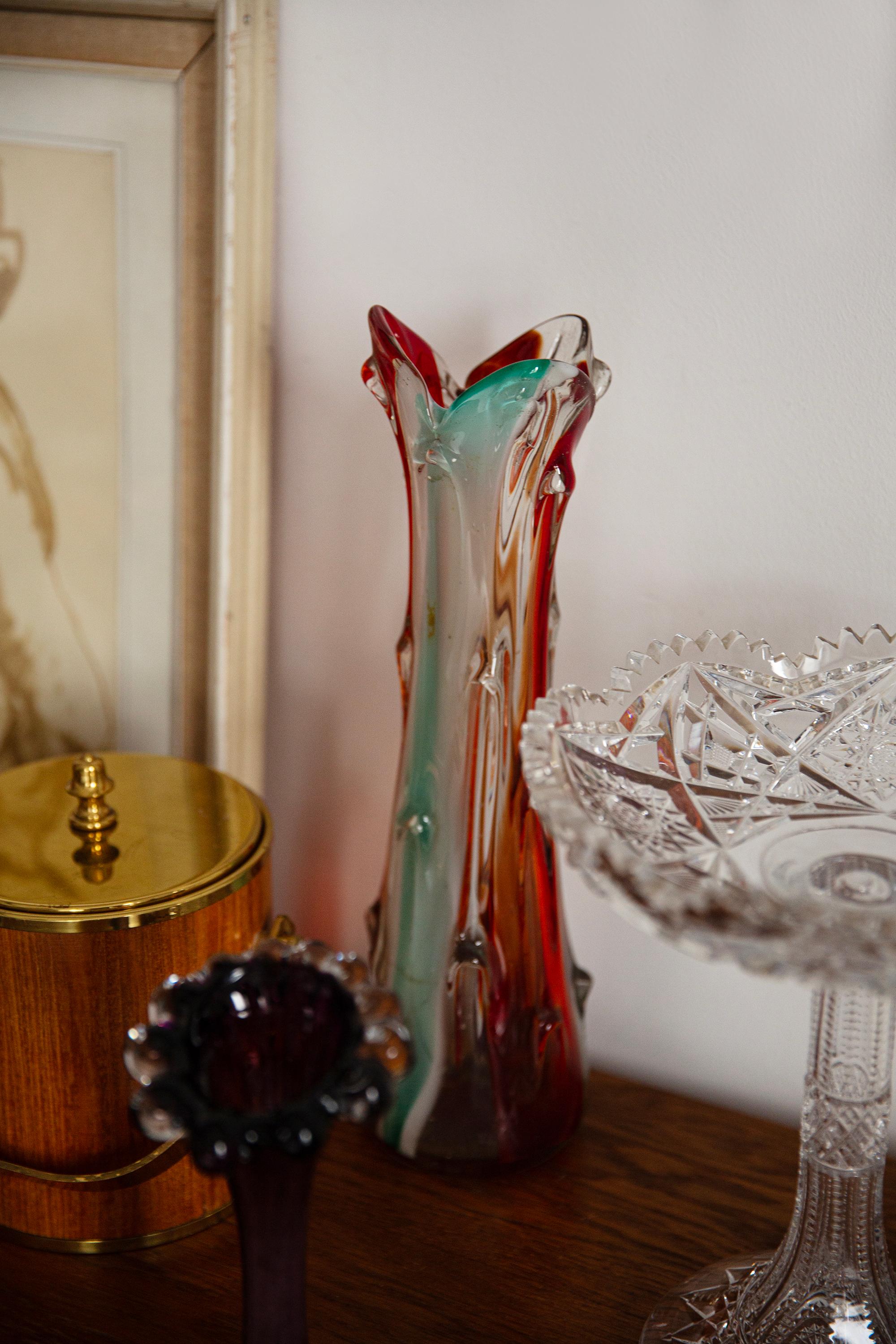 Suédois Petit vase en verre mince violet du milieu du siècle dernier, Europe, années 1960 en vente