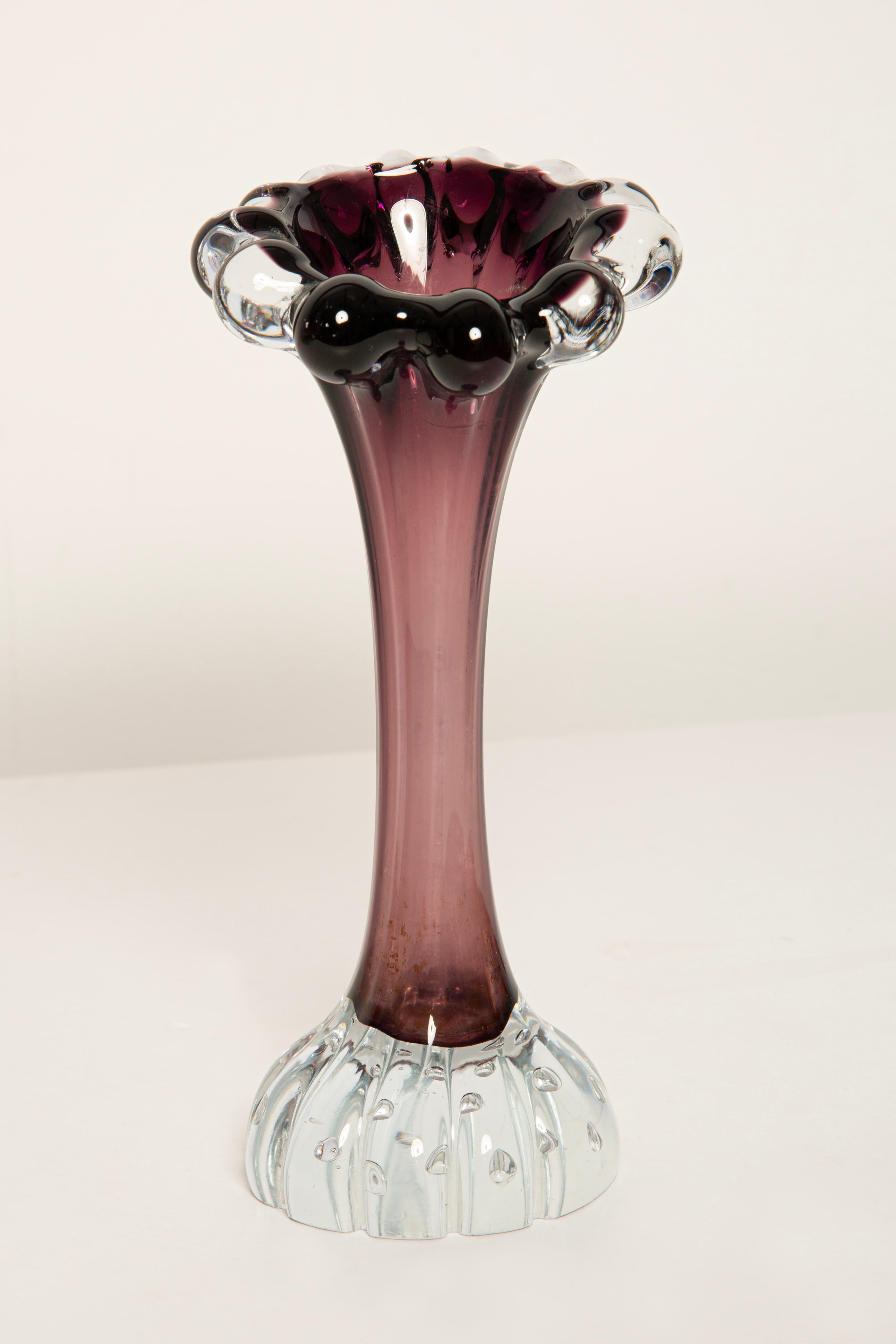 Petit vase en verre mince violet du milieu du siècle dernier, Europe, années 1960 Bon état - En vente à 05-080 Hornowek, PL