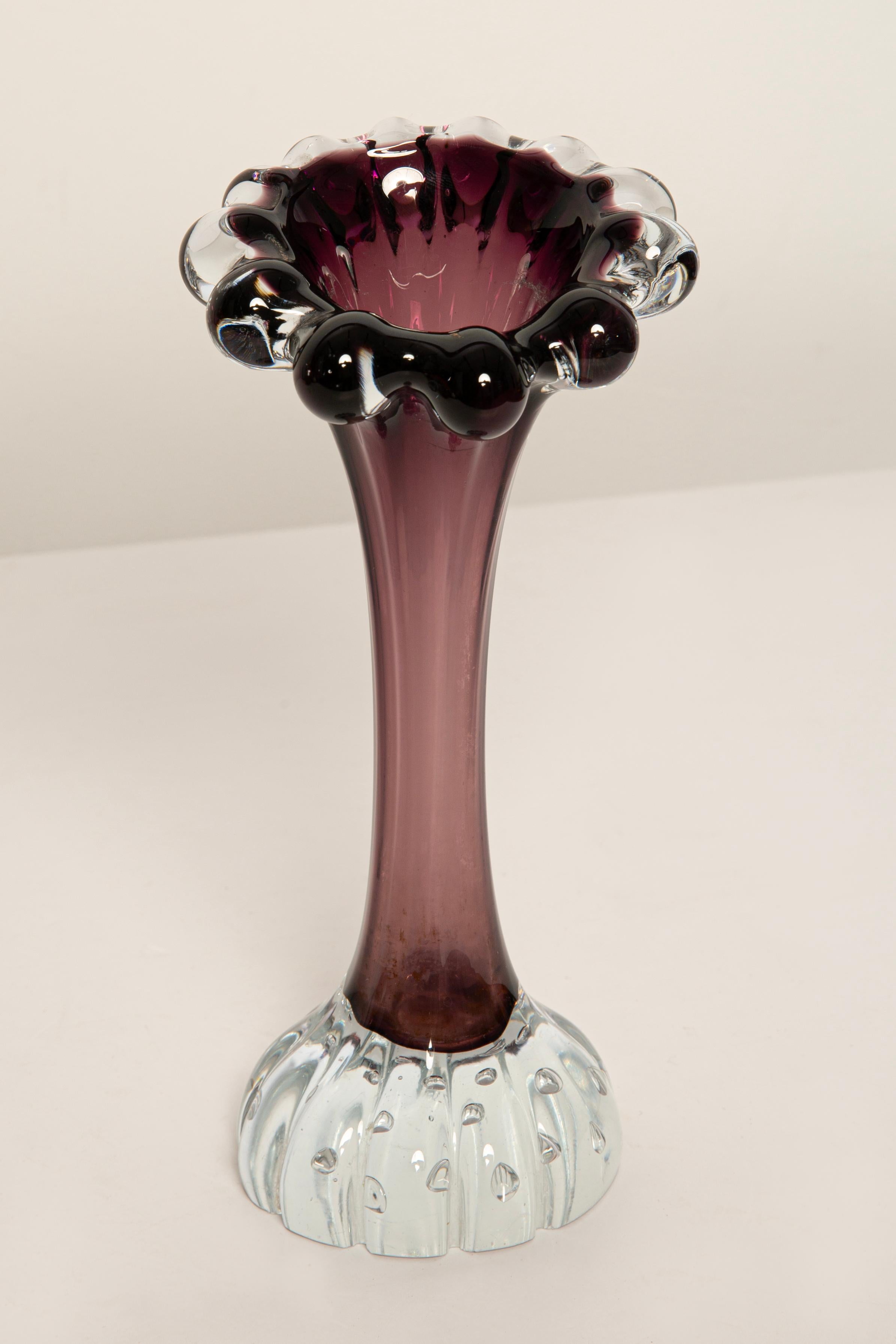 20ième siècle Petit vase en verre mince violet du milieu du siècle dernier, Europe, années 1960 en vente