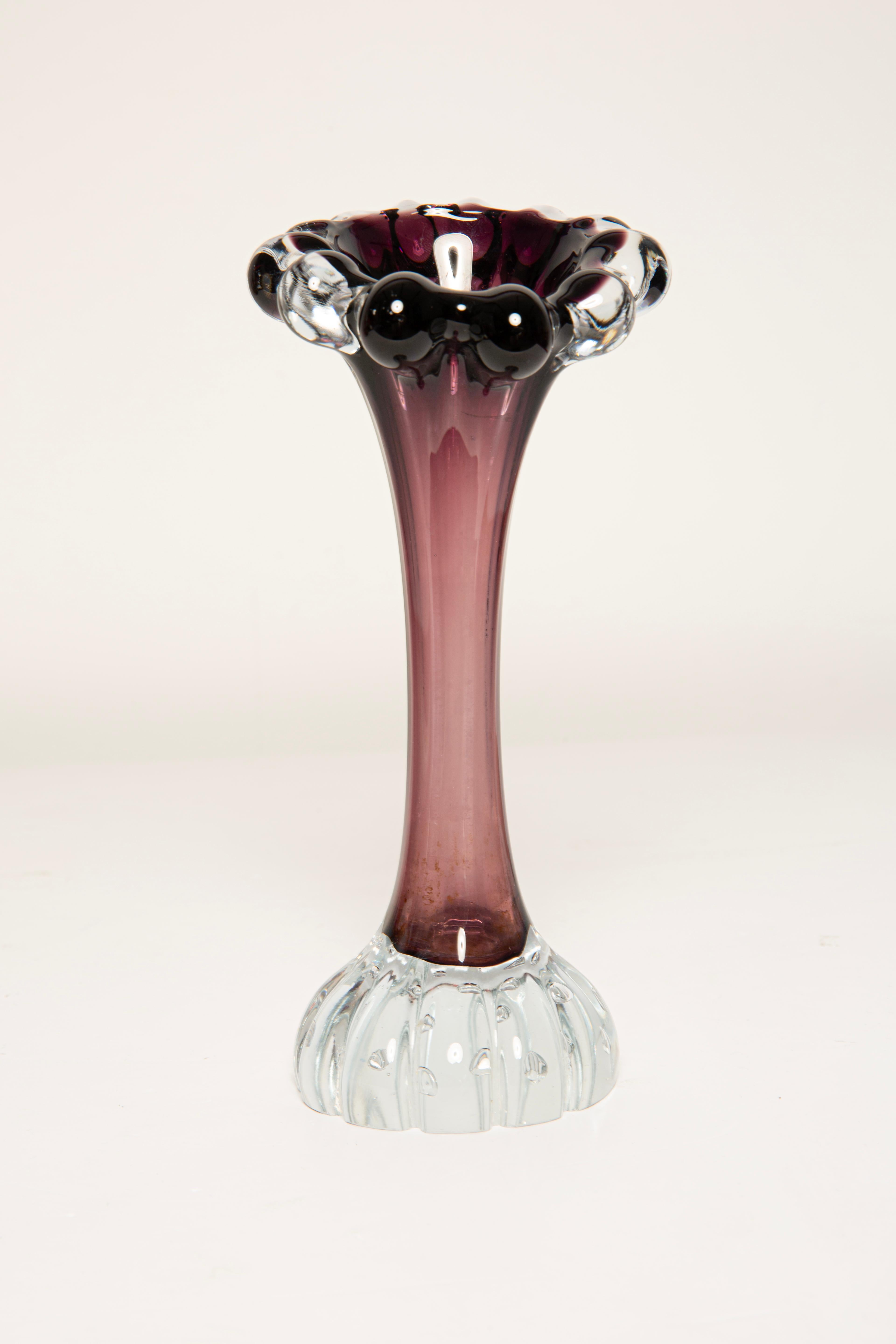 Petit vase en verre mince violet du milieu du siècle dernier, Europe, années 1960 en vente 2