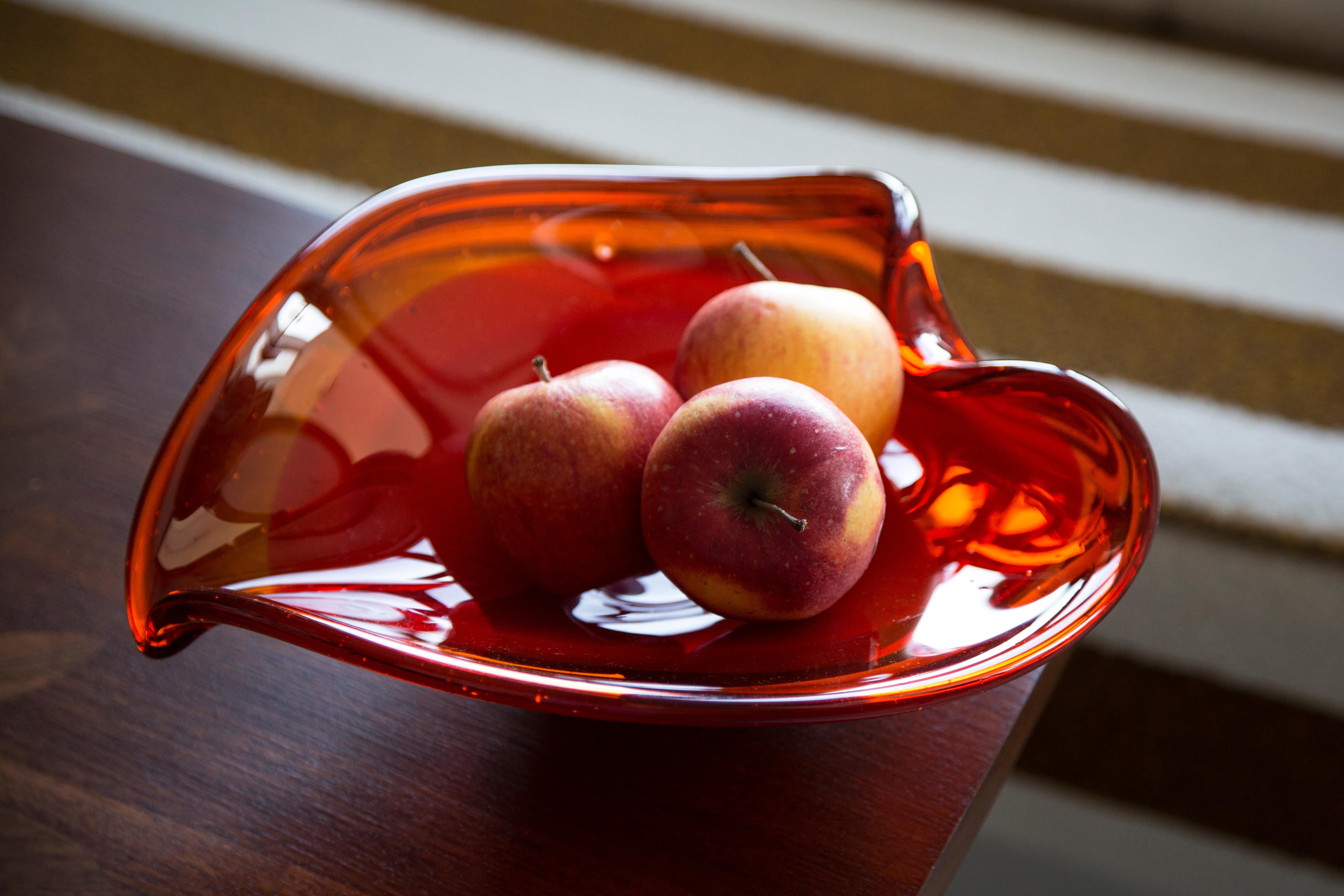 Schöner dekorativer Teller aus rotem und orangefarbenem Kristallglas aus Italien. 
Teller ist in sehr gutem Vintage-Zustand, keine Schäden oder Risse. 
Original Glas. Einzigartiges Stück für jeden Tisch und jede Einrichtung! 
Nur ein Stück verfügbar.