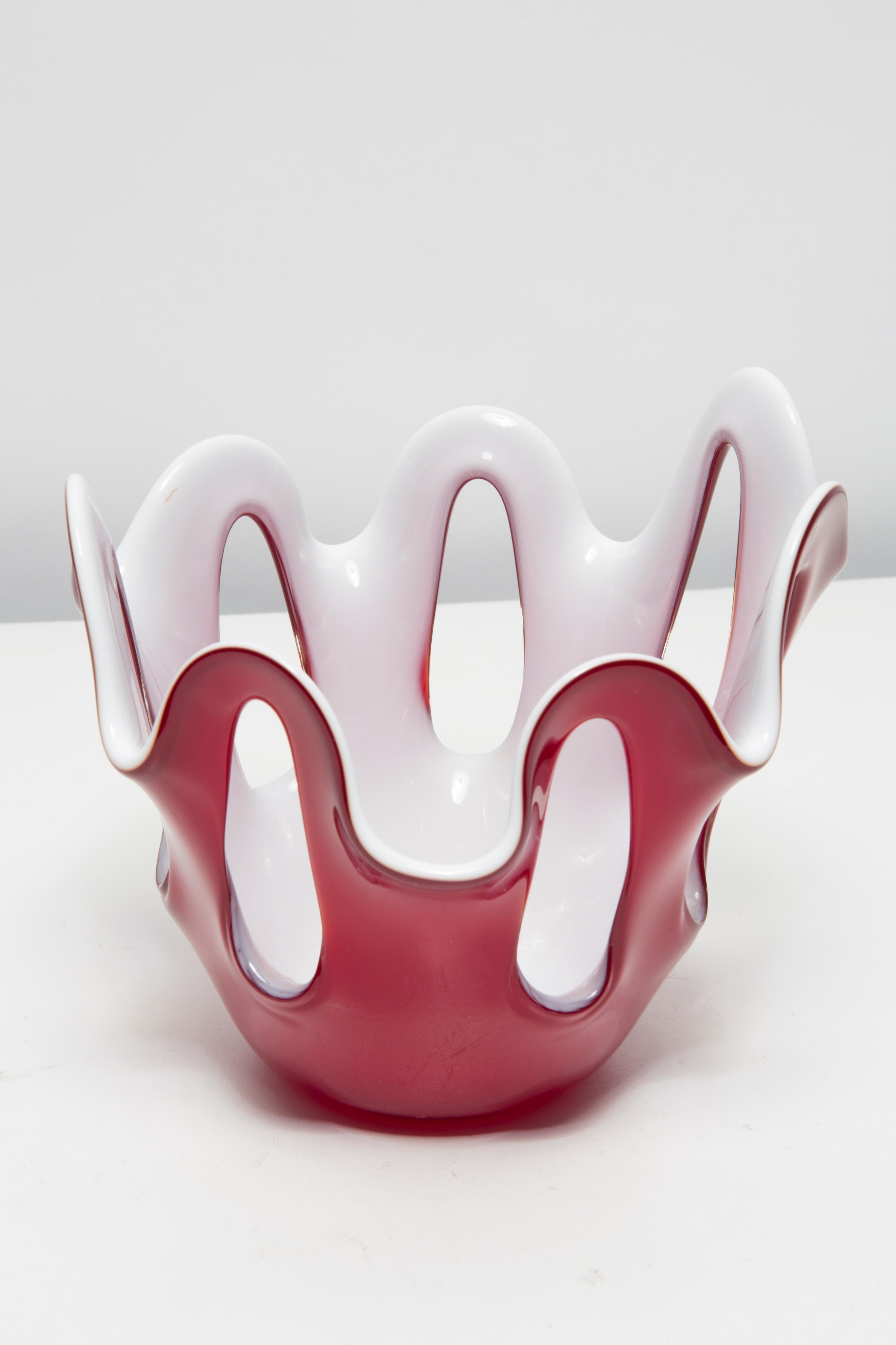 Mid-Century moderno Vaso di vetro artistico rosso e bianco di metà secolo, Europa, anni '70 in vendita