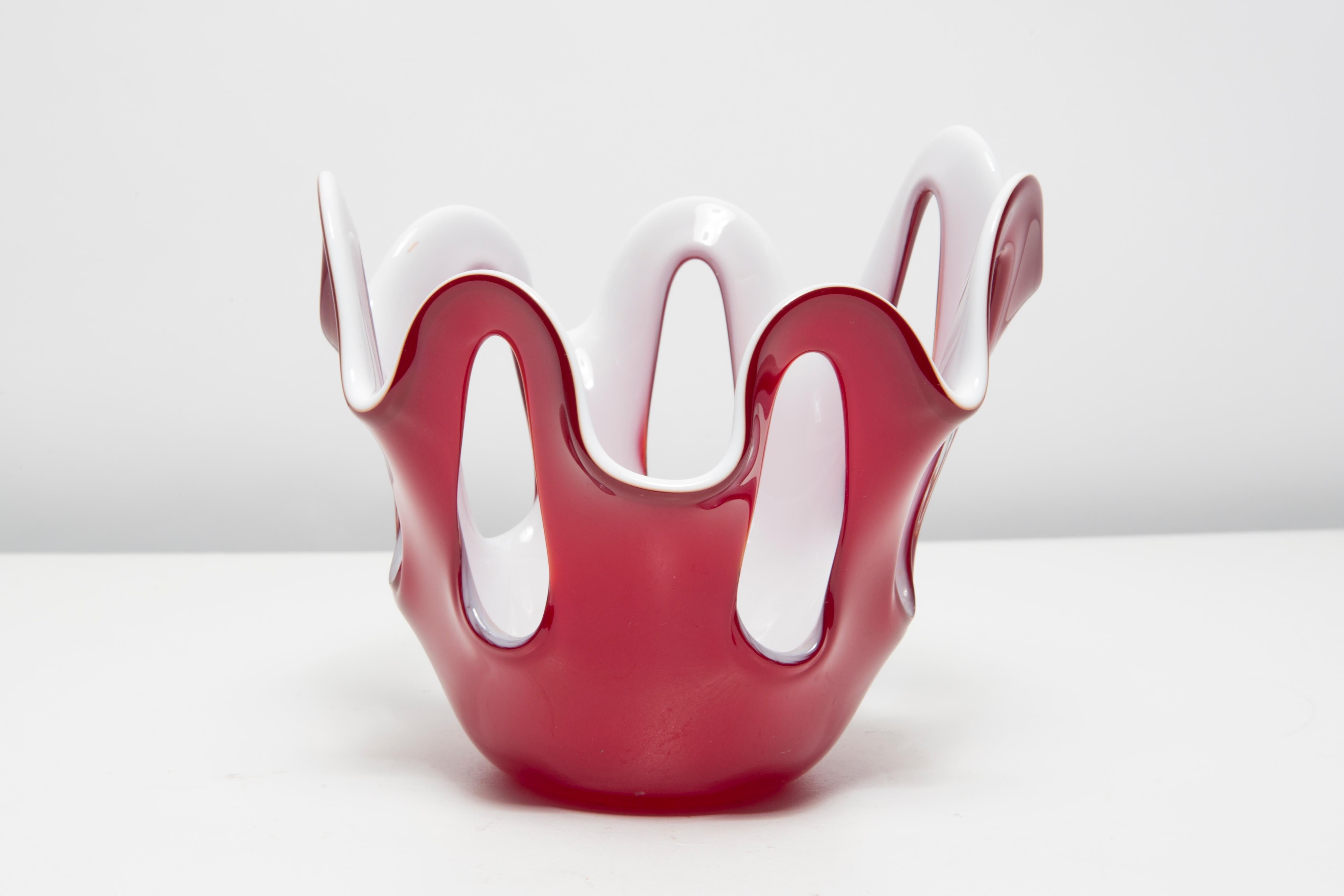 Vaso di vetro artistico rosso e bianco di metà secolo, Europa, anni '70 In condizioni ottime in vendita a 05-080 Hornowek, PL