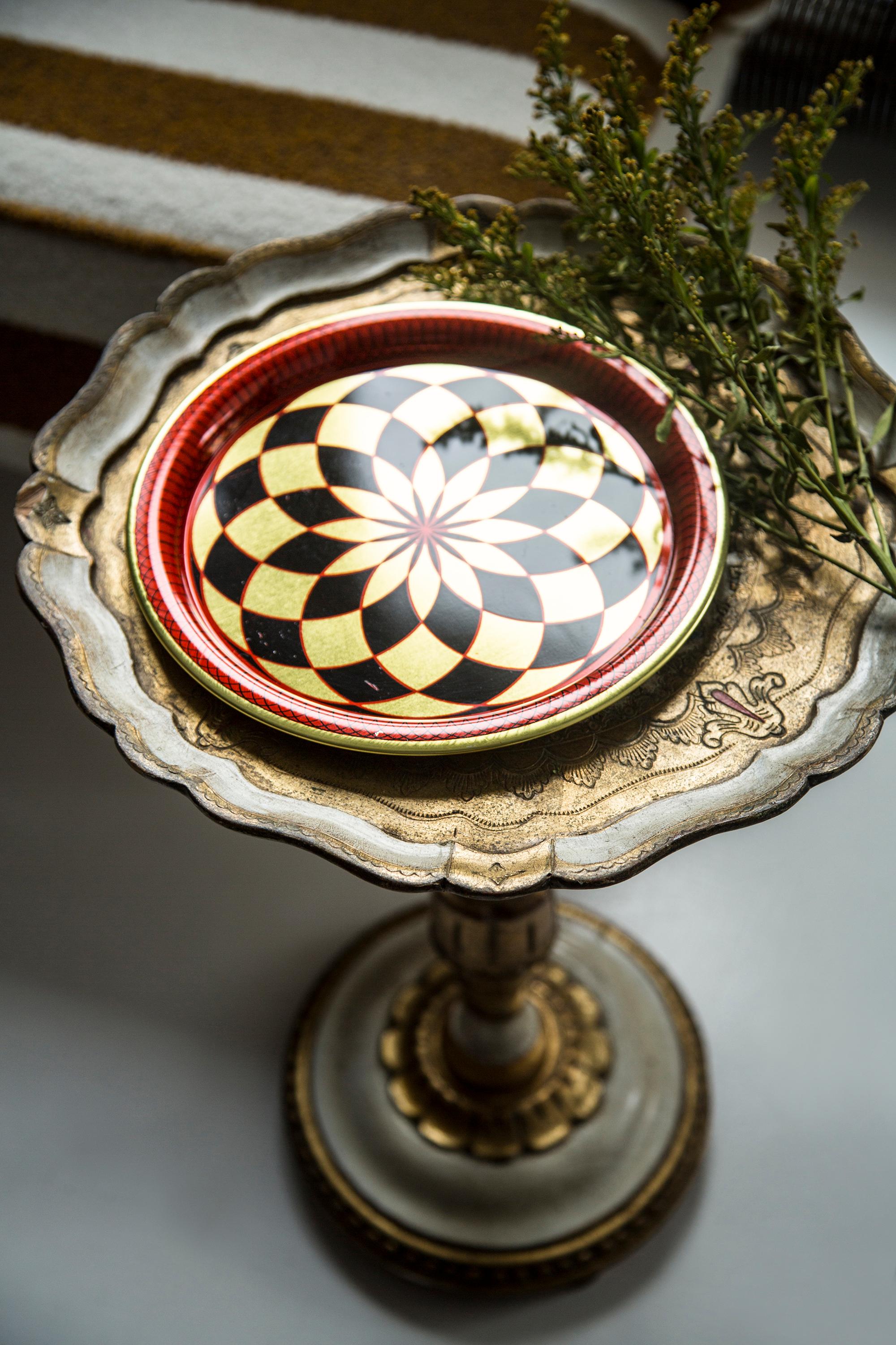 Placa decorativa de metal rojo, negro y dorado de mediados de siglo, Polonia, años 60 Moderno de mediados de siglo en venta