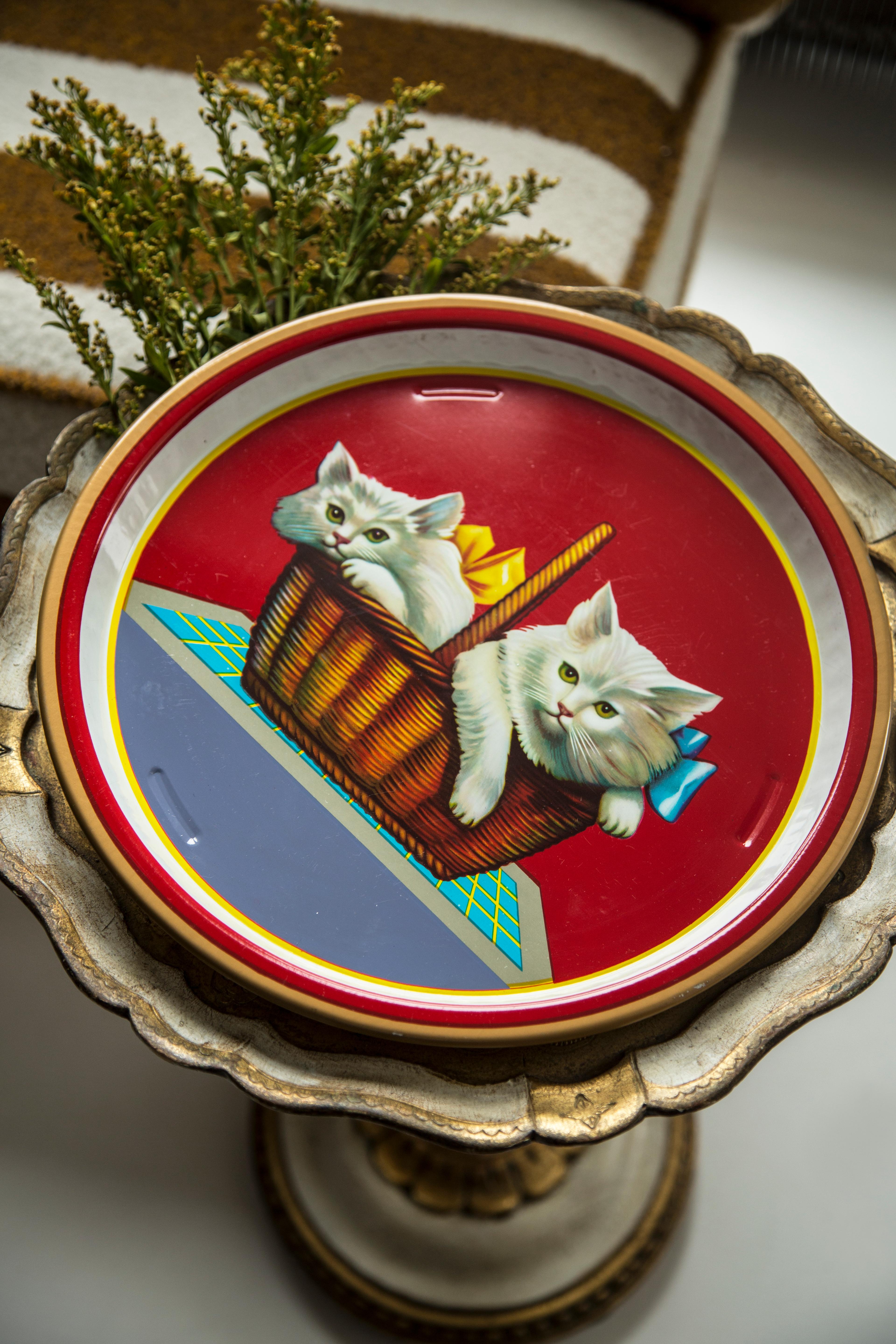 Mid-Century Modern Assiette décorative en métal rouge représentant des chats, Pologne, années 1960 en vente