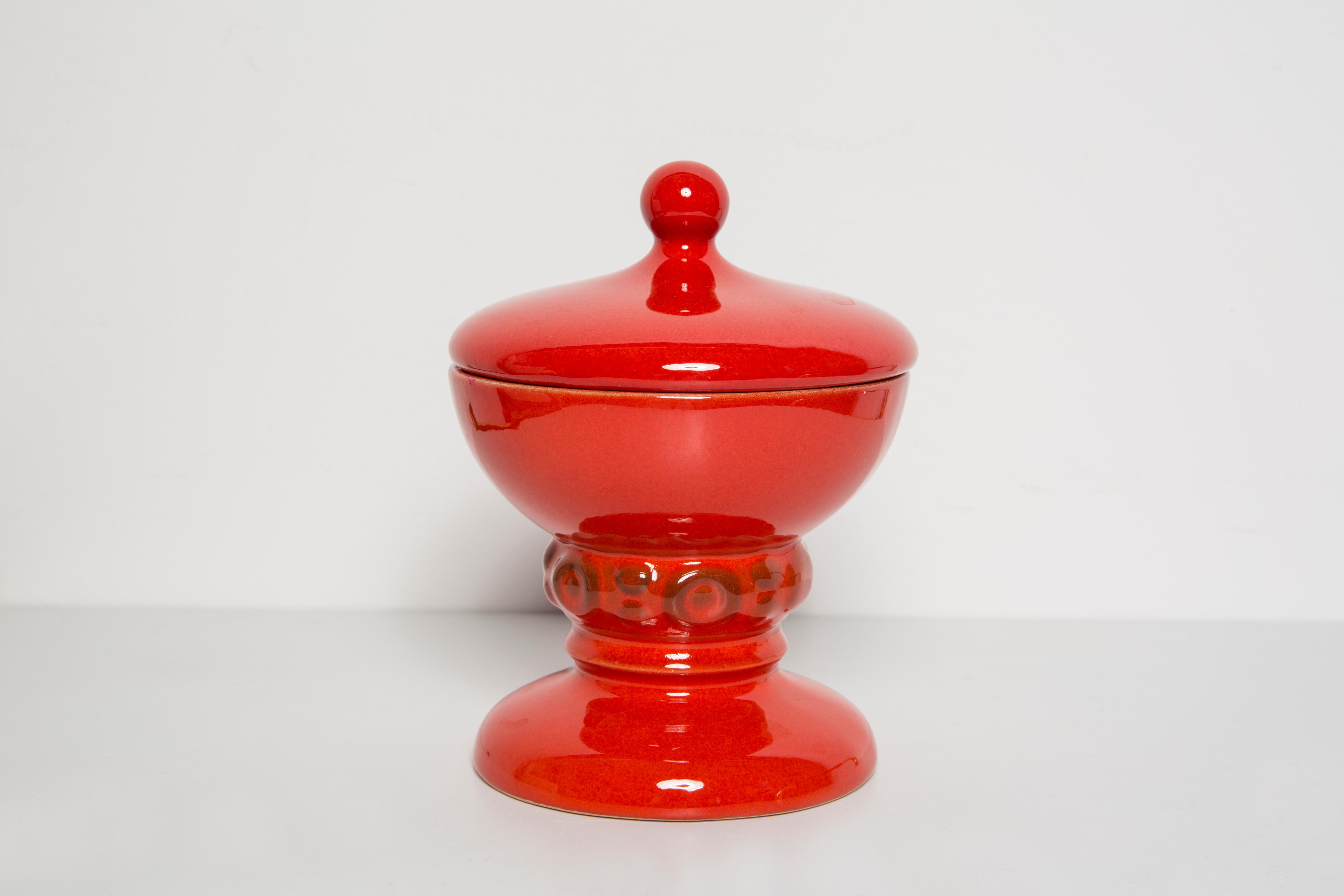 Rote Porzellan-Keramik-Schachtel aus der Mitte des Jahrhunderts, Italien, 1960er Jahre (Moderne der Mitte des Jahrhunderts) im Angebot