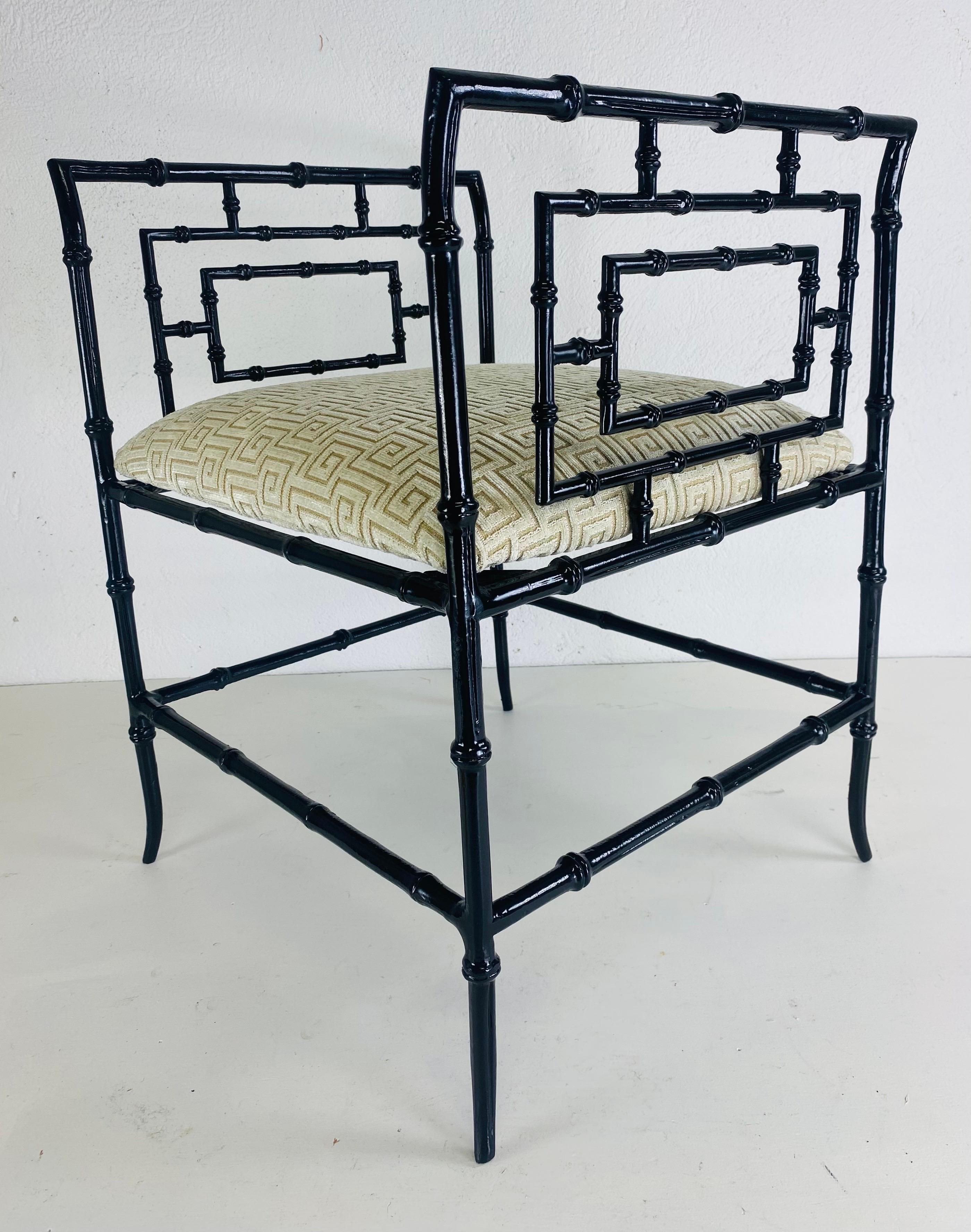 Banc en faux bambou d'inspiration régence du milieu du siècle dernier en vente 2