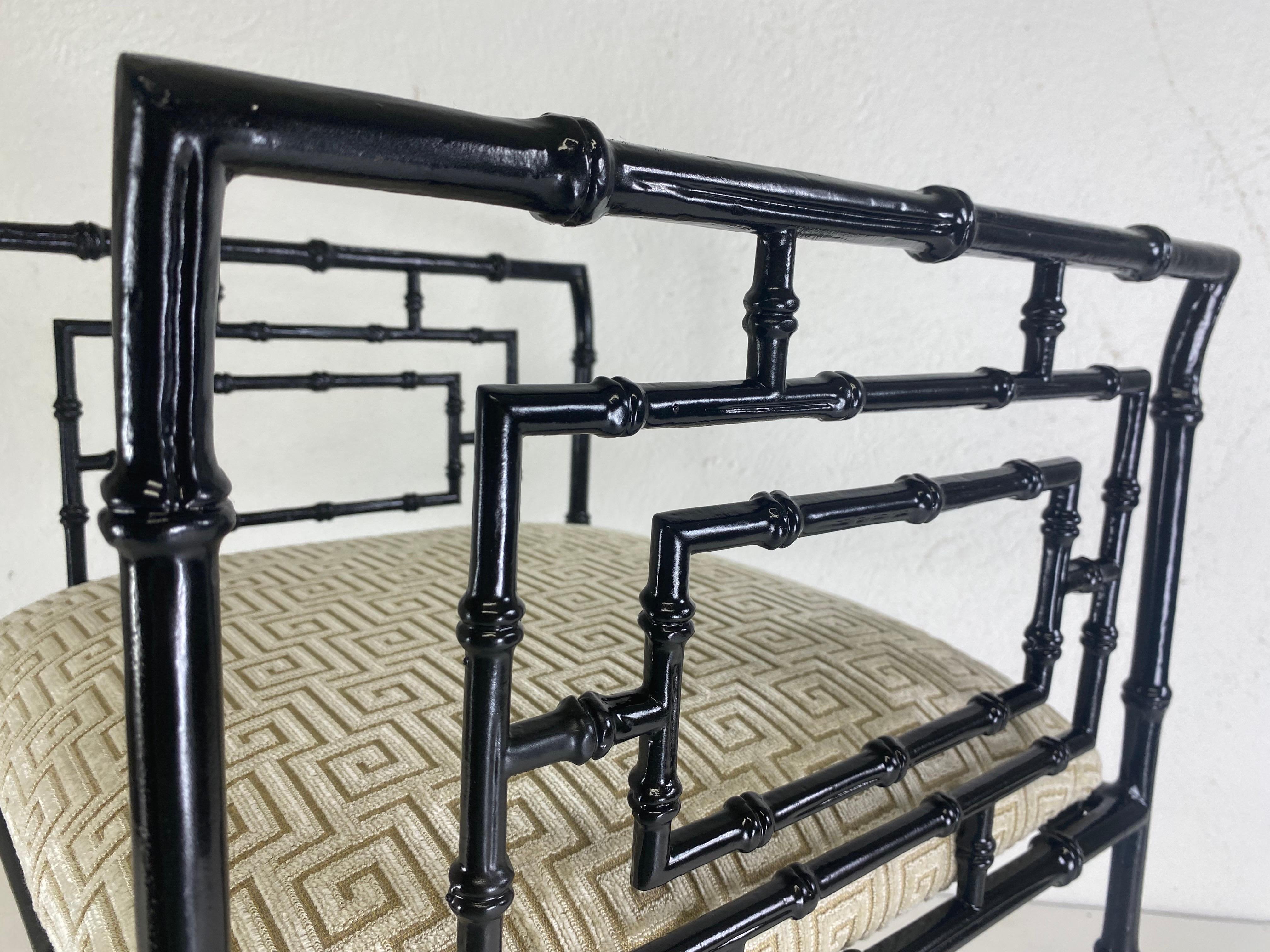 Regency Banc en faux bambou d'inspiration régence du milieu du siècle dernier en vente
