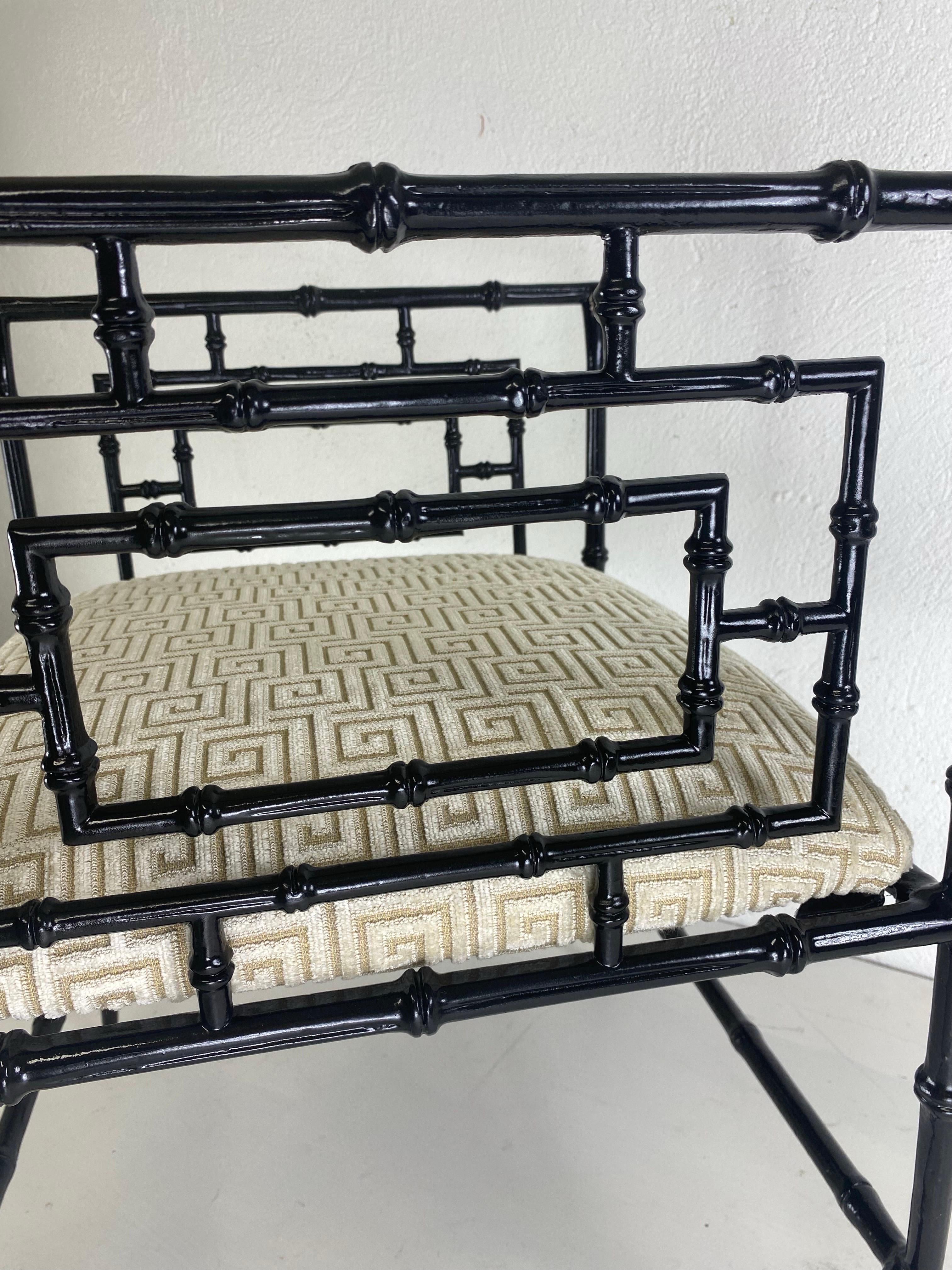 Américain Banc en faux bambou d'inspiration régence du milieu du siècle dernier en vente