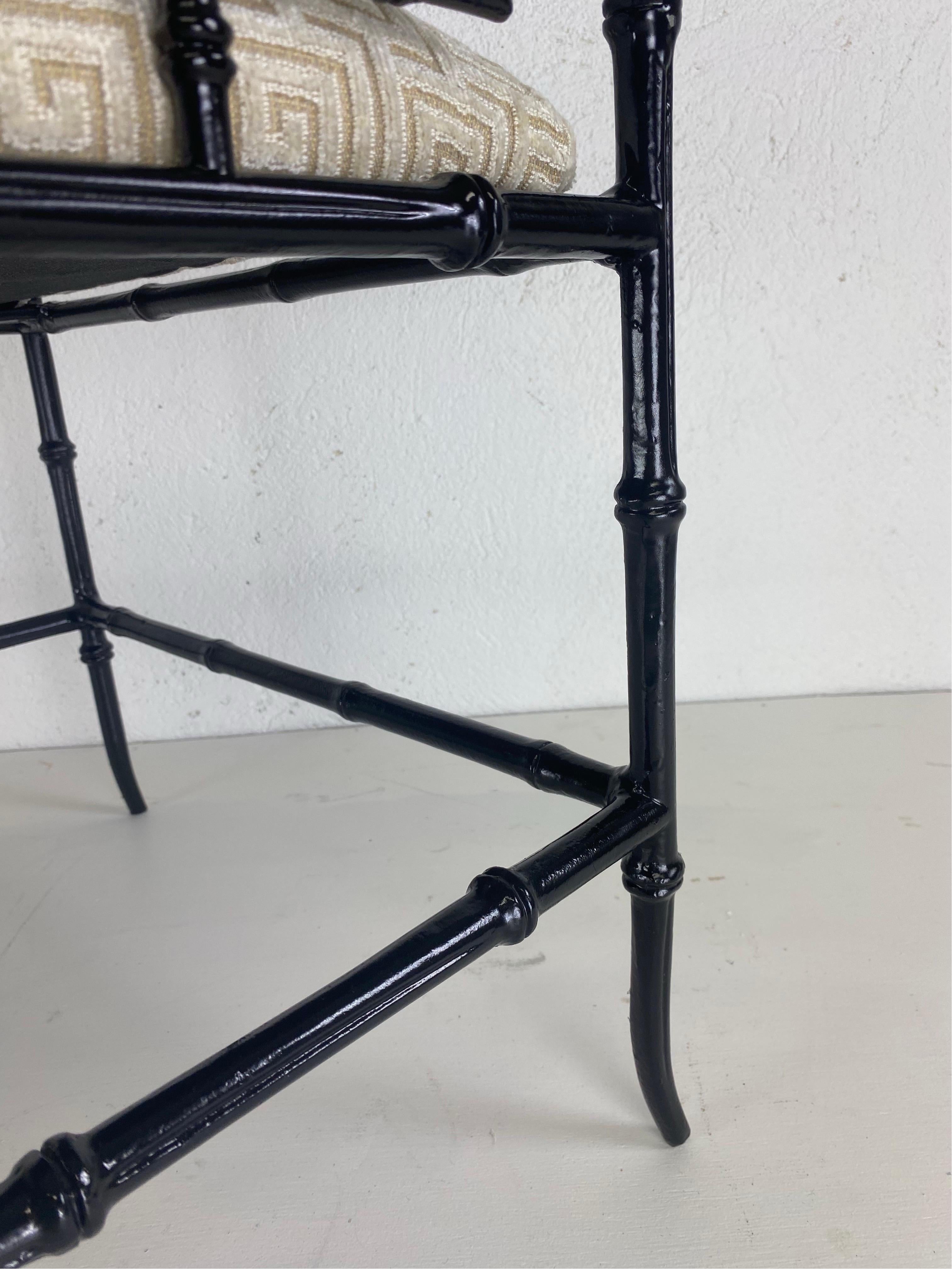 Banc en faux bambou d'inspiration régence du milieu du siècle dernier Bon état - En vente à Allentown, PA