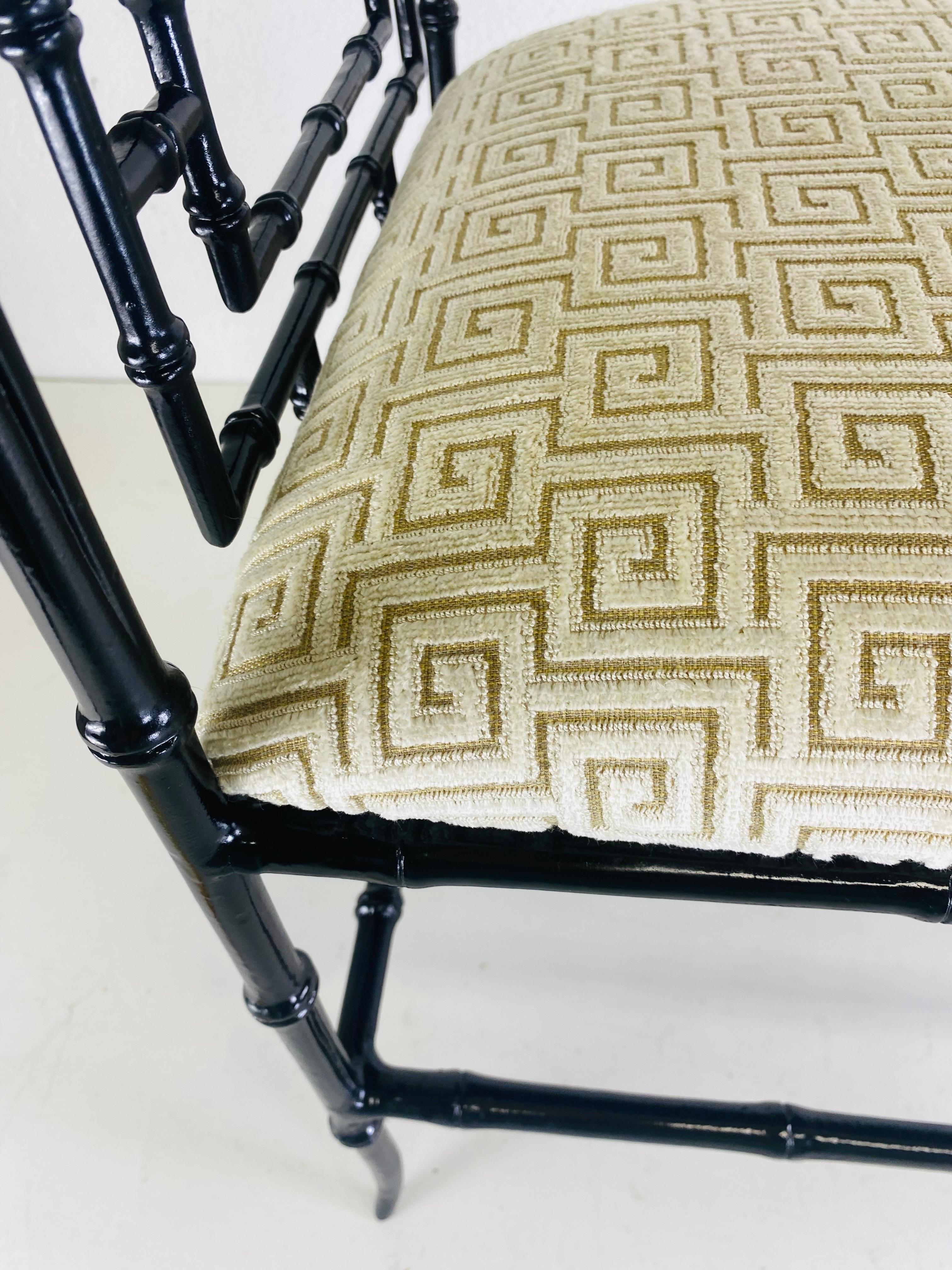 Banc en faux bambou d'inspiration régence du milieu du siècle dernier en vente 1