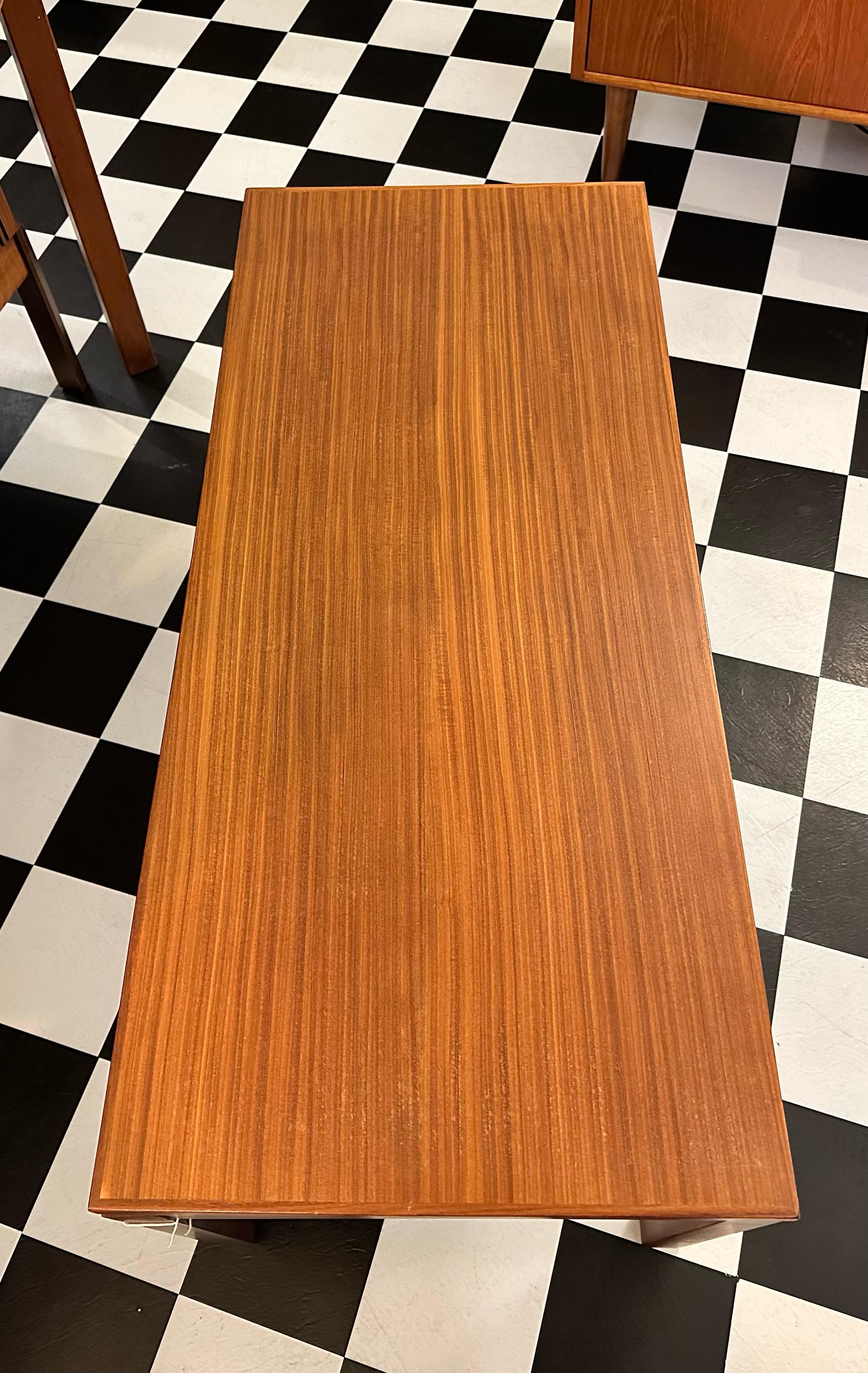 Mid-Century Modern Table basse rectangulaire rétro en teck du milieu du siècle dernier par Remploy en vente