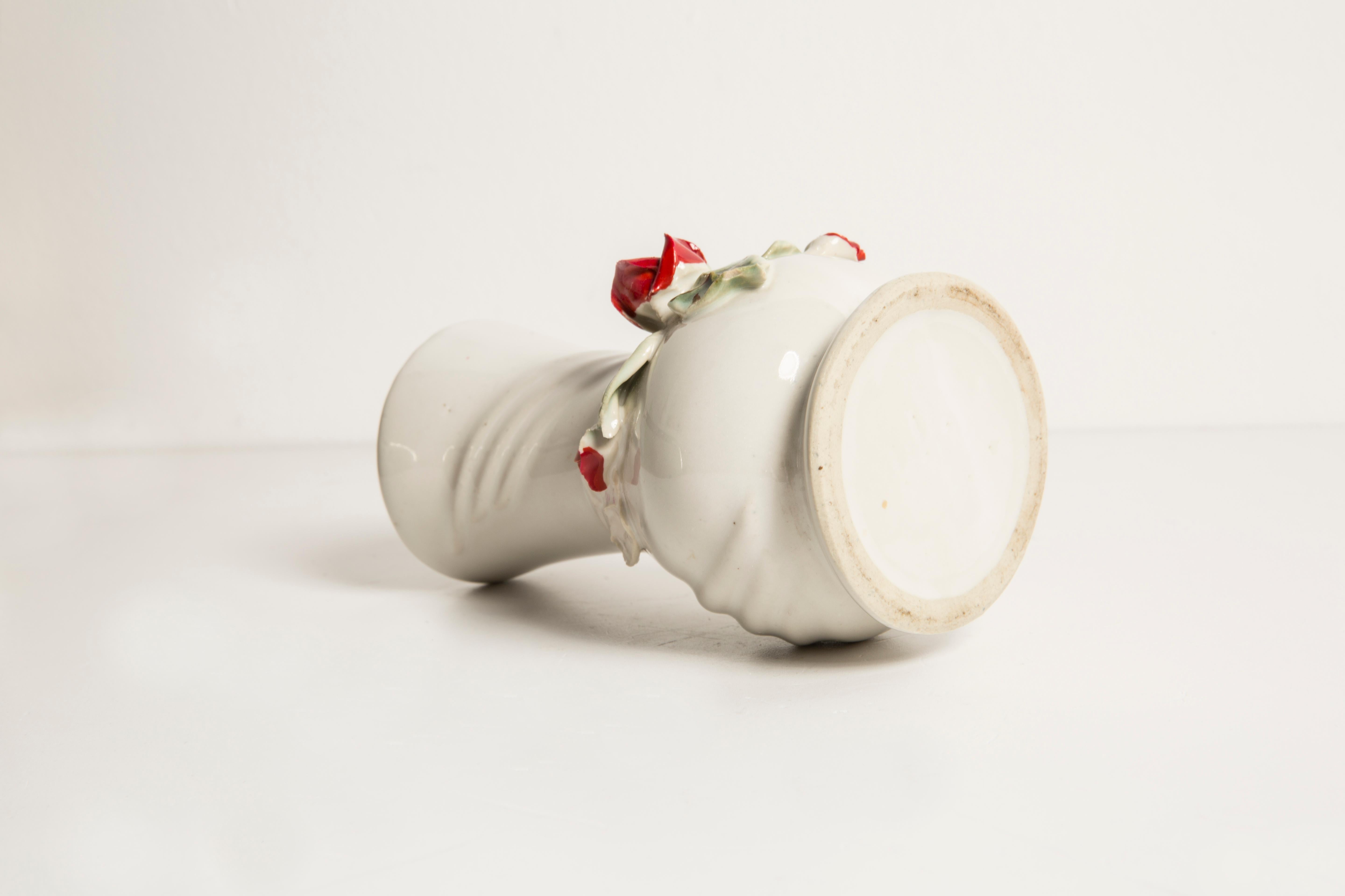 Mid Century Vintage Rose Small Porcelain Ceramic Vase, Italy, 1960s In Good Condition For Sale In 05-080 Hornowek, PL
