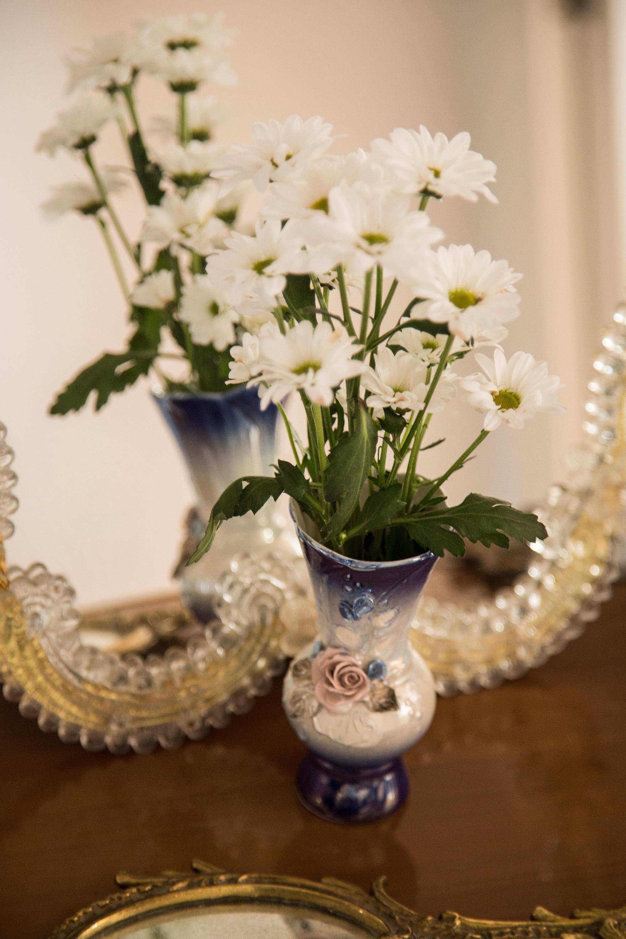 Glänzende blaue Vintage-Vase aus Porzellan mit Rosenmotiv, Italien, 1960er Jahre (Moderne der Mitte des Jahrhunderts) im Angebot