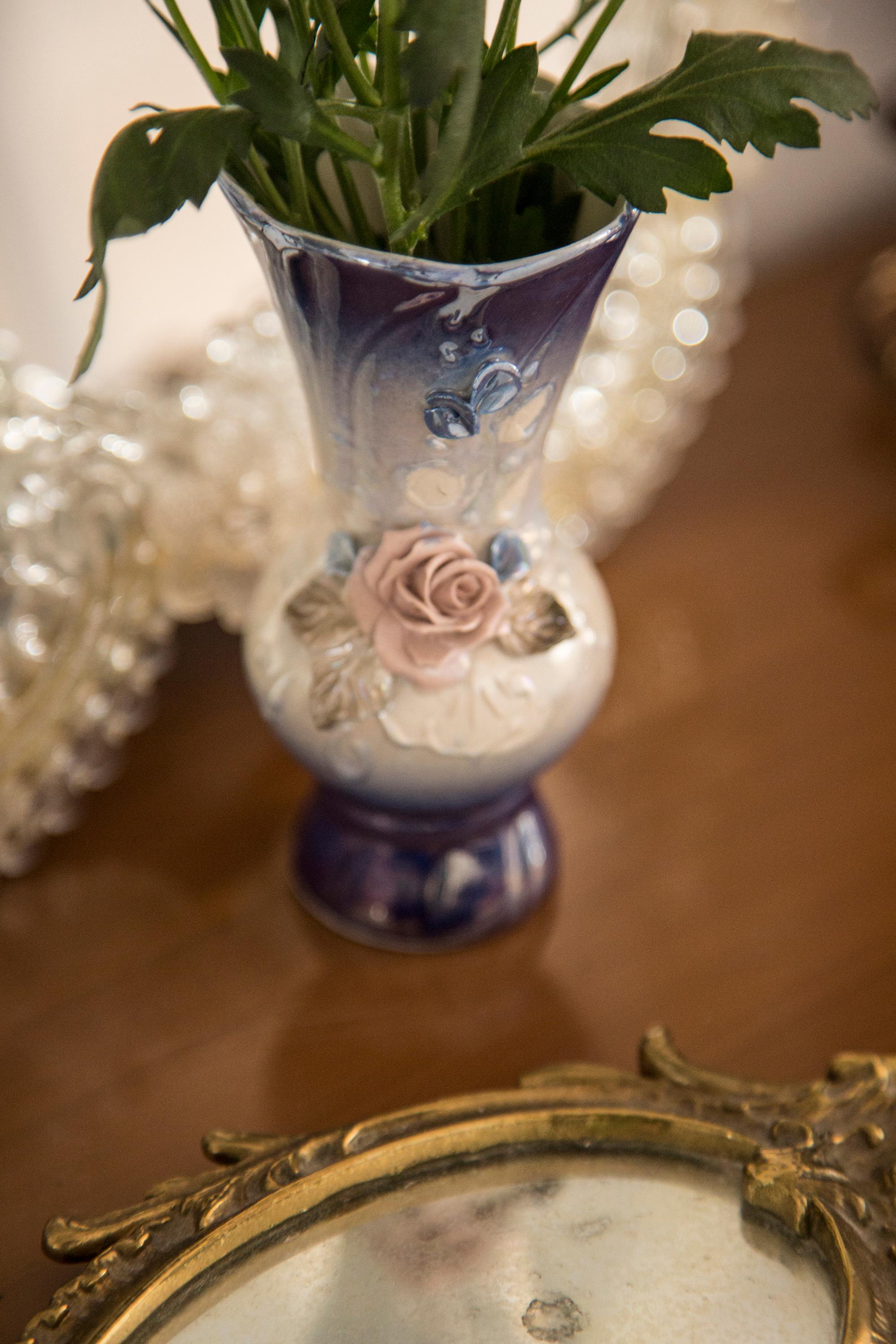 Glänzende blaue Vintage-Vase aus Porzellan mit Rosenmotiv, Italien, 1960er Jahre (Italienisch) im Angebot