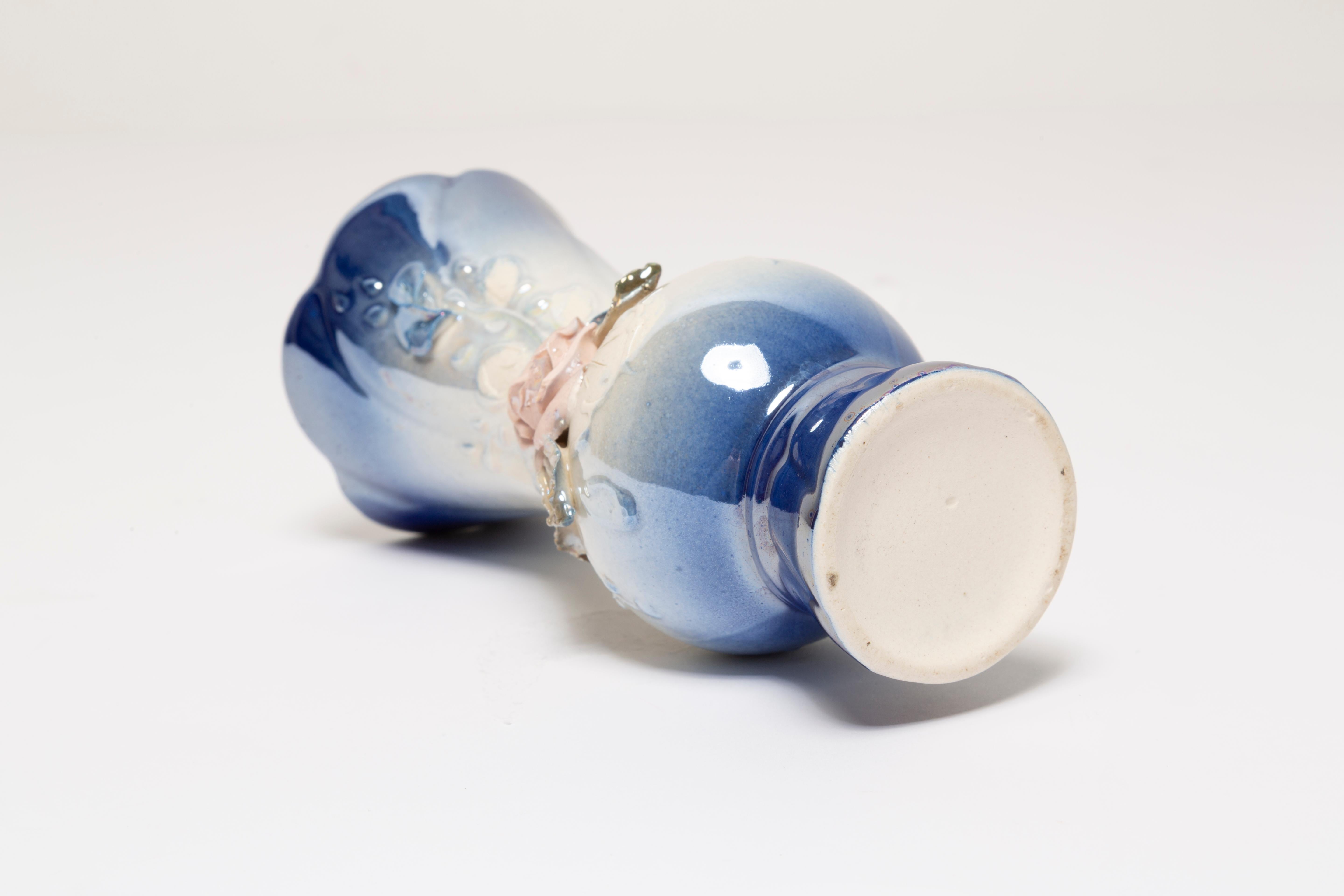 Glänzende blaue Vintage-Vase aus Porzellan mit Rosenmotiv, Italien, 1960er Jahre im Angebot 1