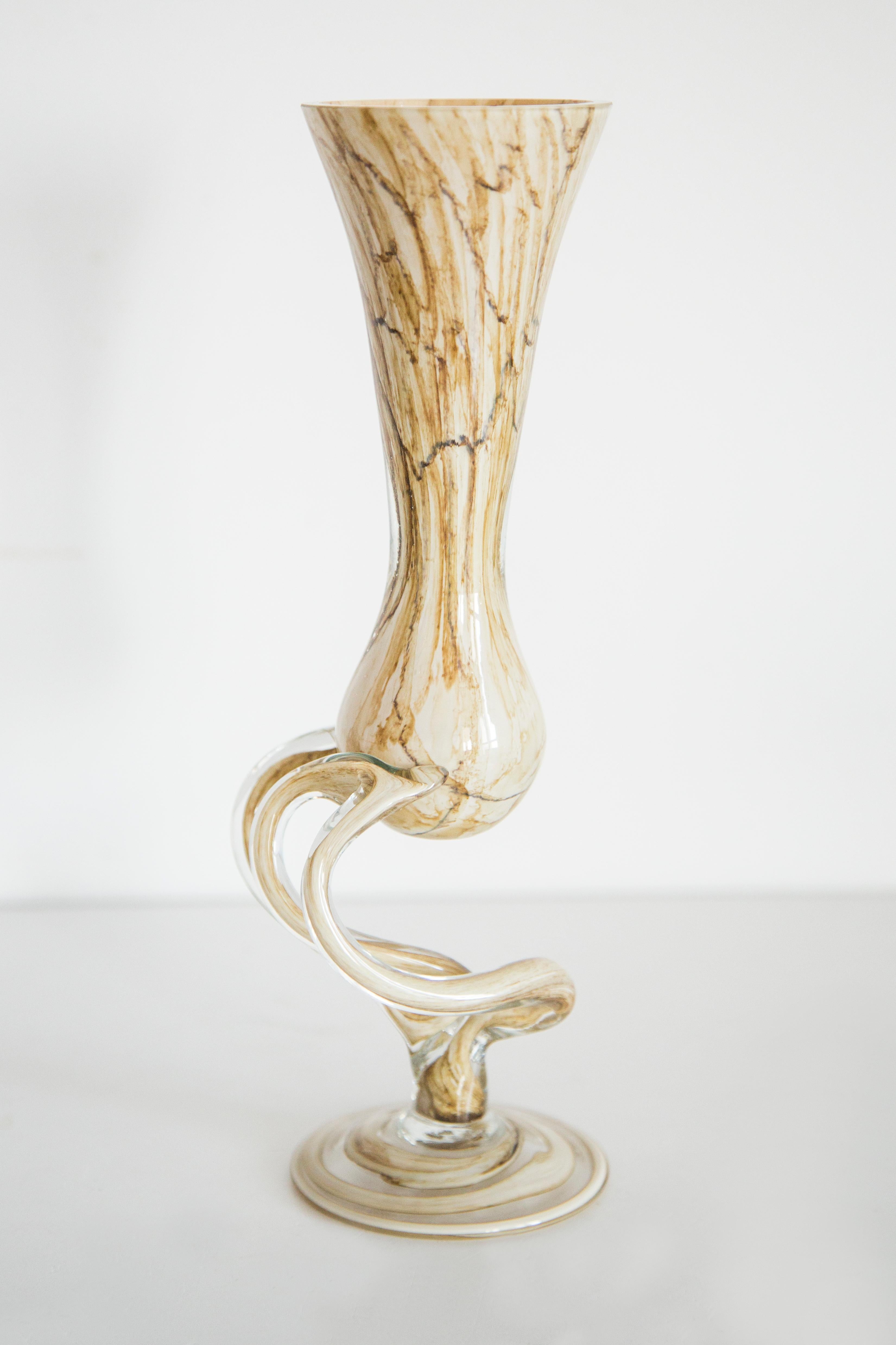 Vaso di vetro Artistics beige sabbia, candeliere, Europa, anni '70 In condizioni ottime in vendita a 05-080 Hornowek, PL