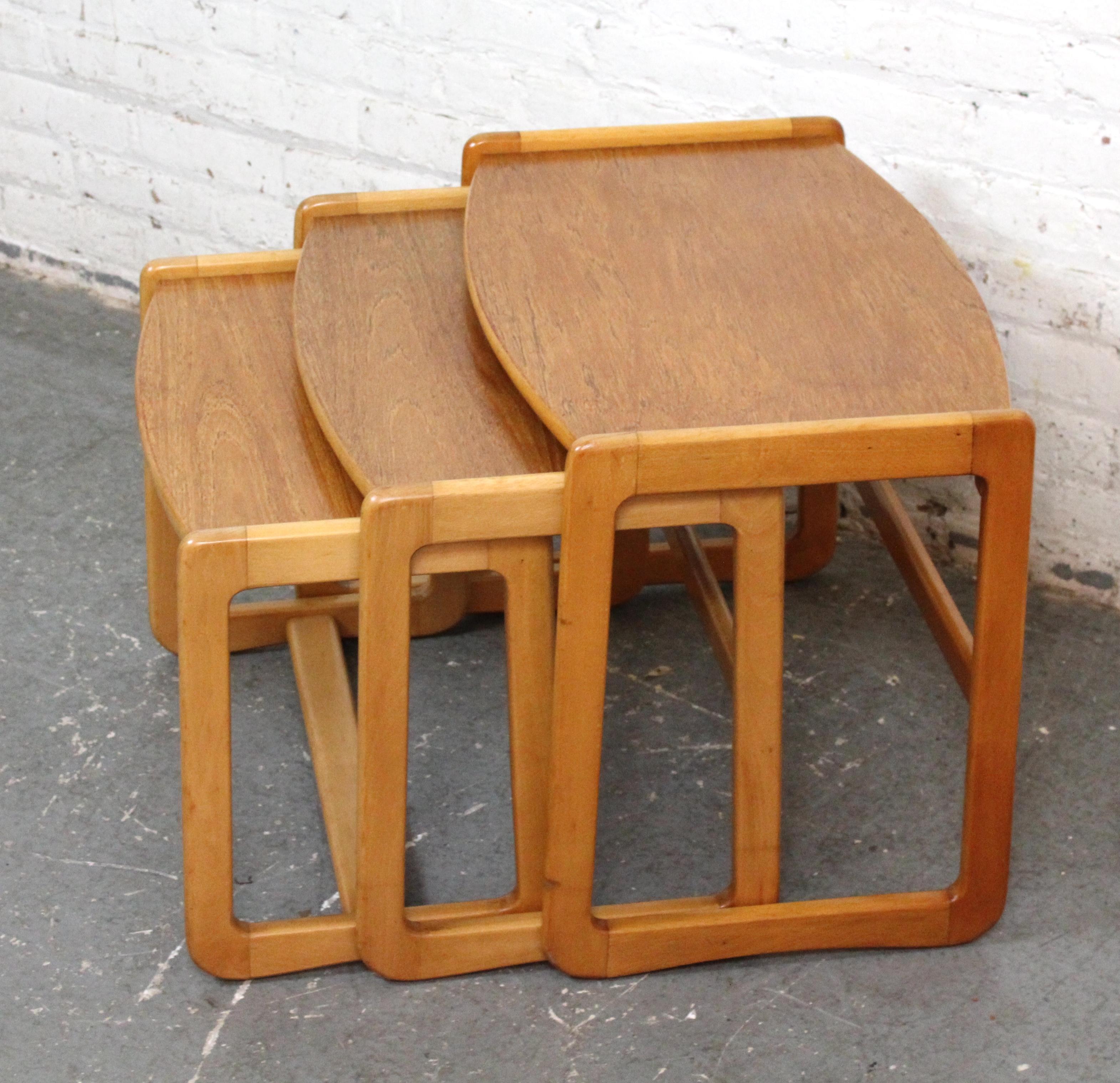 Set aus drei Beistelltischen aus Massivholz. Das Set mit den verschiedenen Größen lässt sich kompakt ineinander schieben. Das schlichte Design wird durch die abgerundeten Oberteile und die skulpturalen Rahmen unterstrichen.
Bitte bestätigen Sie den