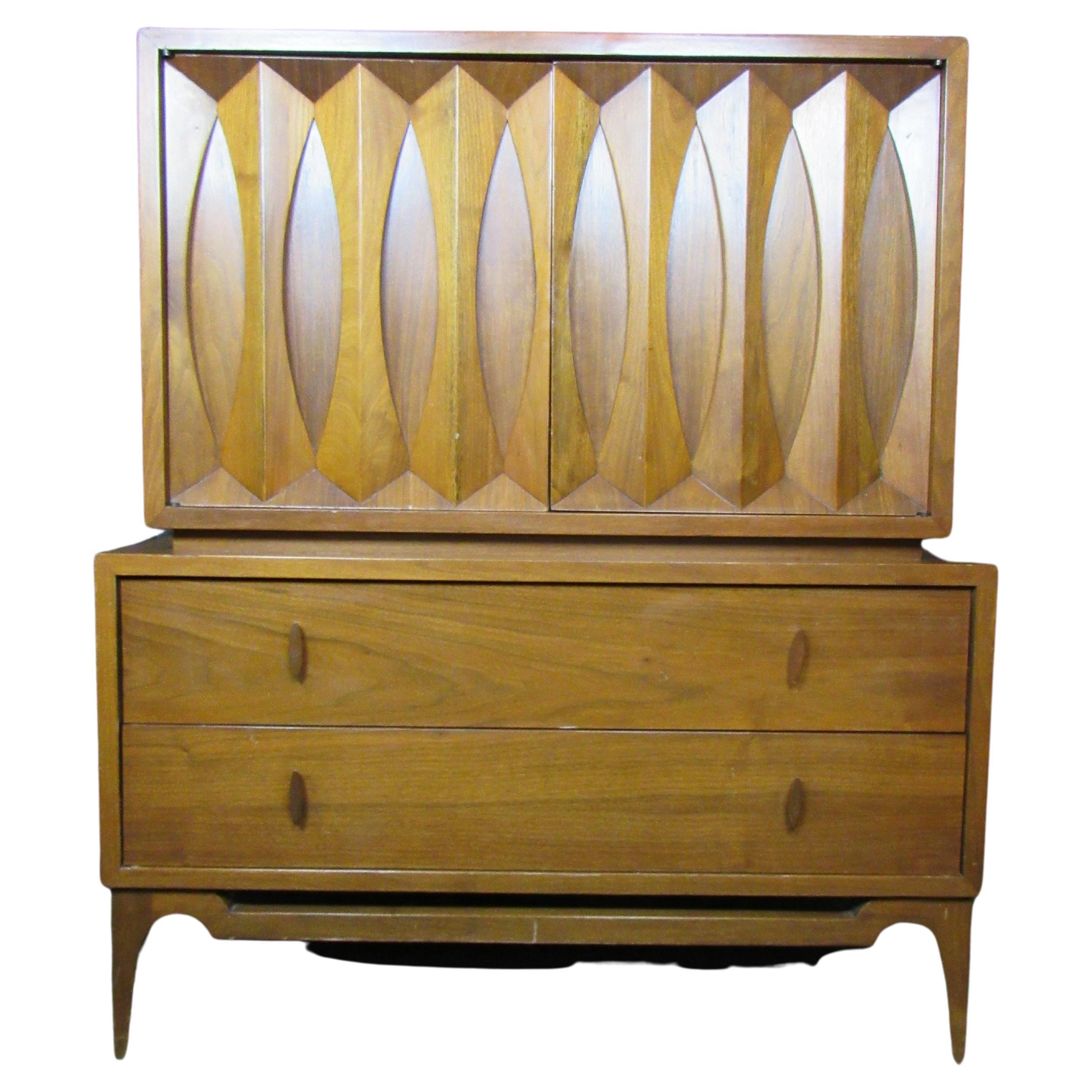 HighBoy Vintage du milieu du siècle en noyer sculpté